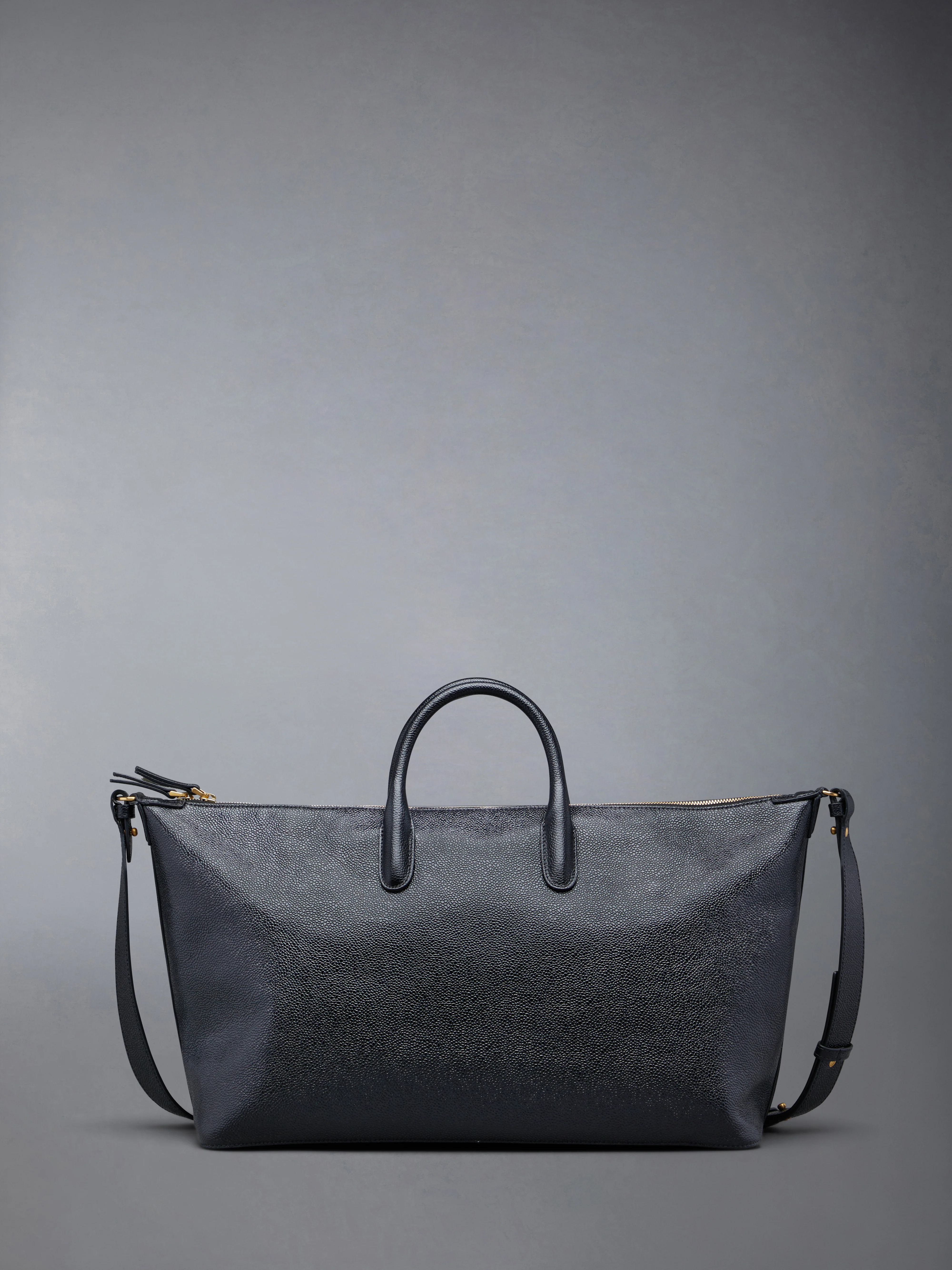 10330-pebble-grain-medium-duffle-3.webp PEBBLE GRAIN MEDIUM DUFFLE