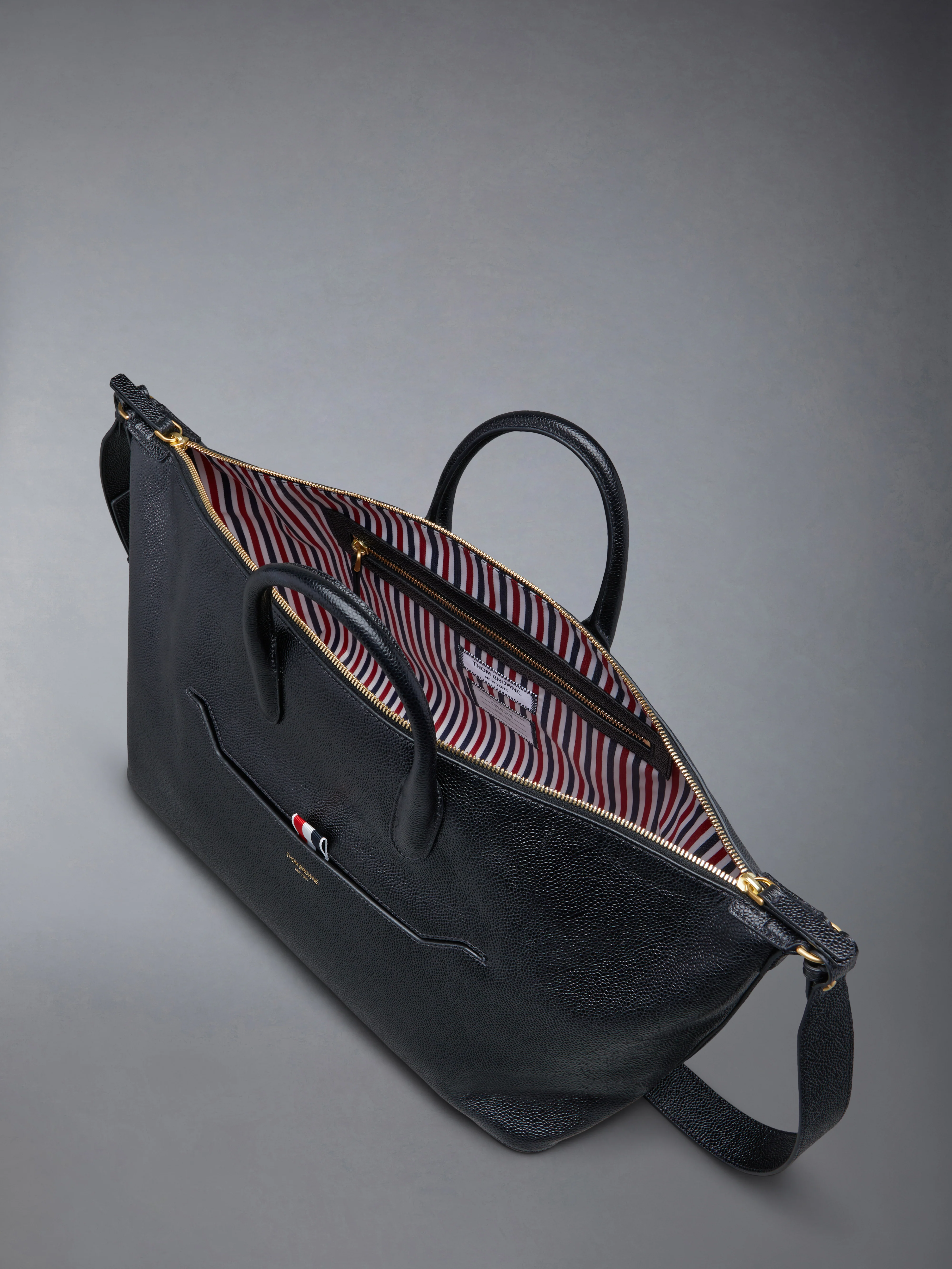 10330-pebble-grain-medium-duffle-5.webp PEBBLE GRAIN MEDIUM DUFFLE