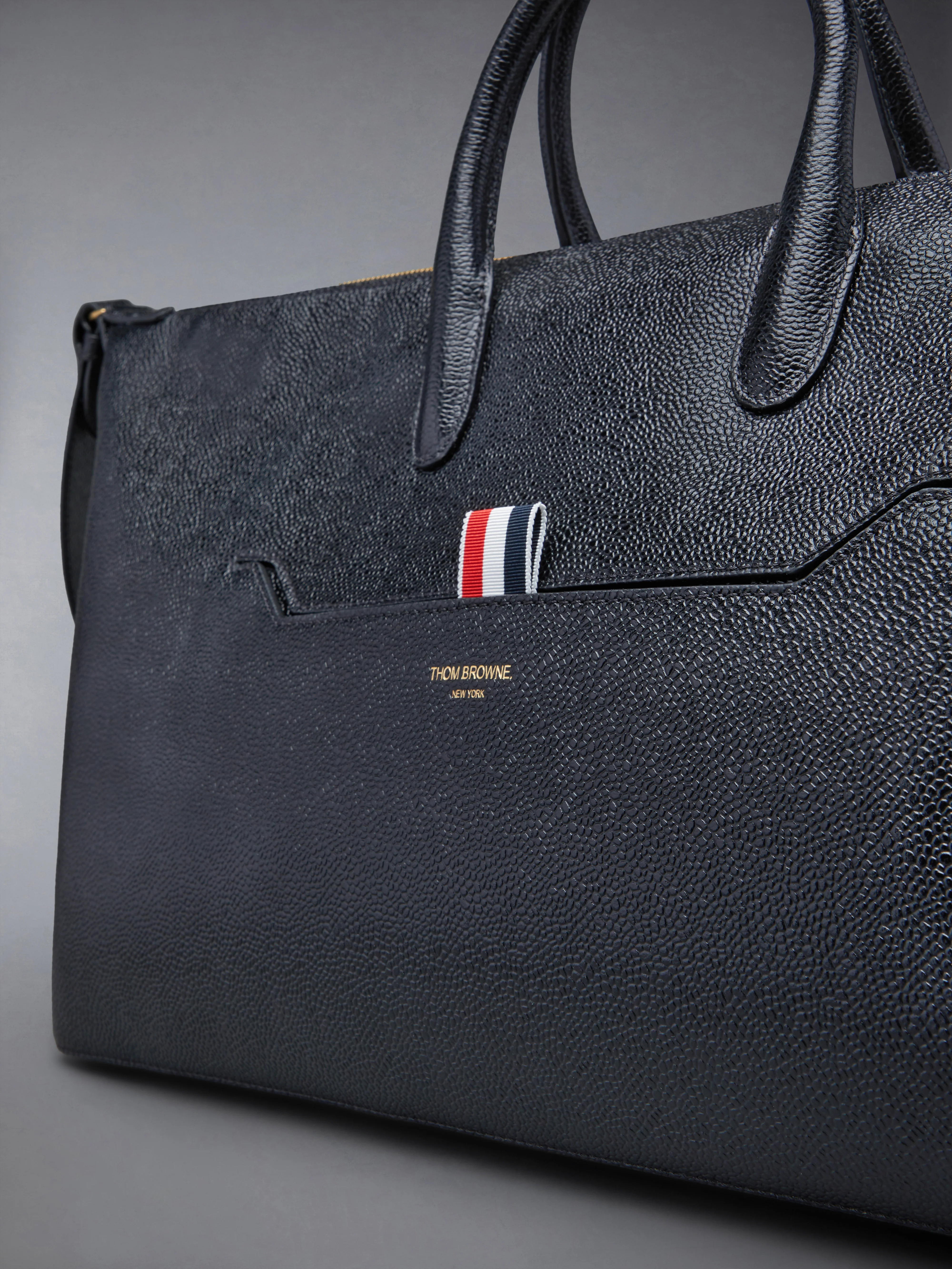 10330-pebble-grain-medium-duffle-6.webp PEBBLE GRAIN MEDIUM DUFFLE