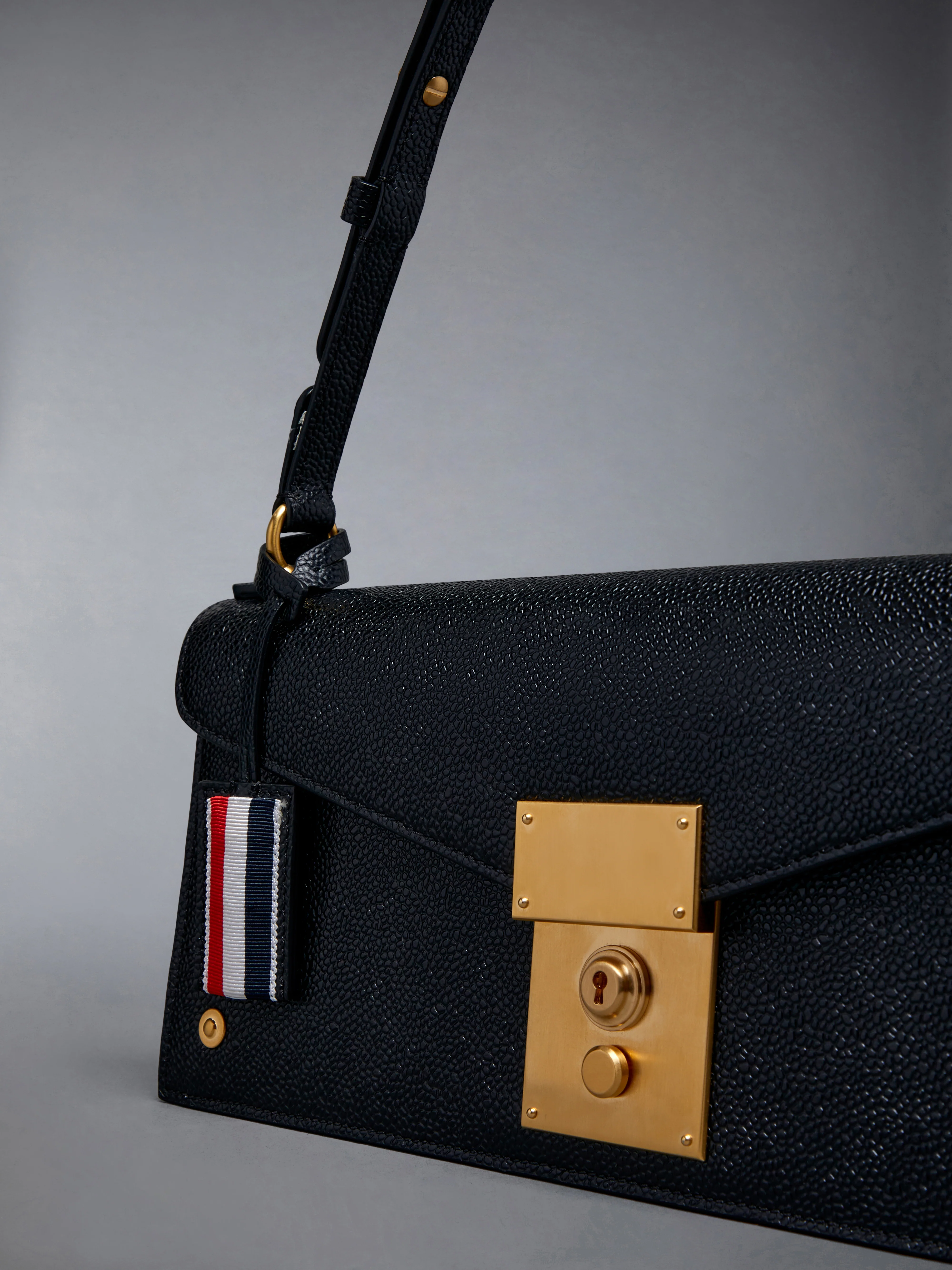 10337-pebble-grain-mrs-thom-shoulder-bag-6.webp PEBBLE GRAIN MRS. THOM SHOULDER BAG