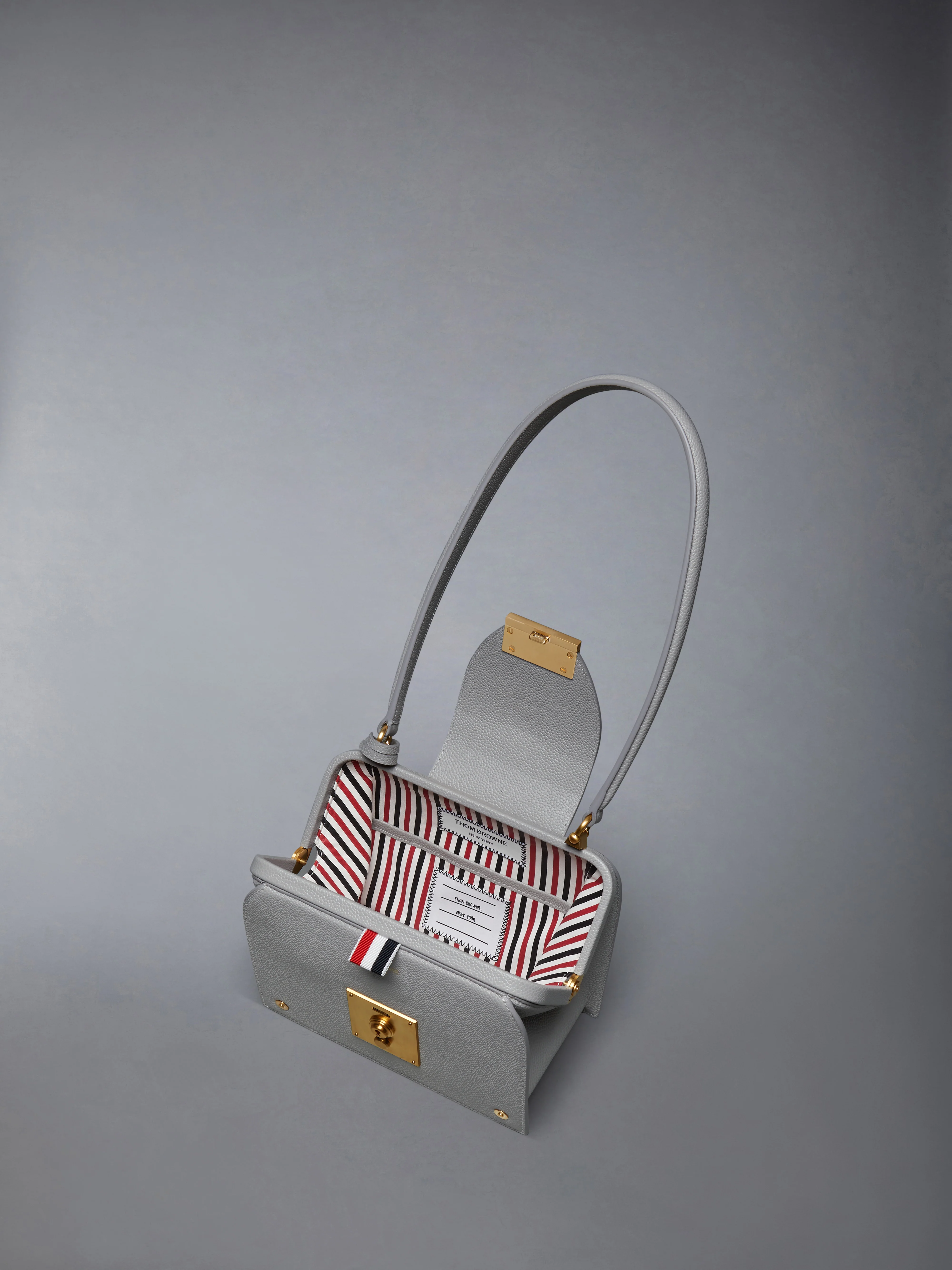 10338-pebble-grain-mrs-thom-triangle-bag-4.webp PEBBLE GRAIN MRS. THOM TRIANGLE BAG