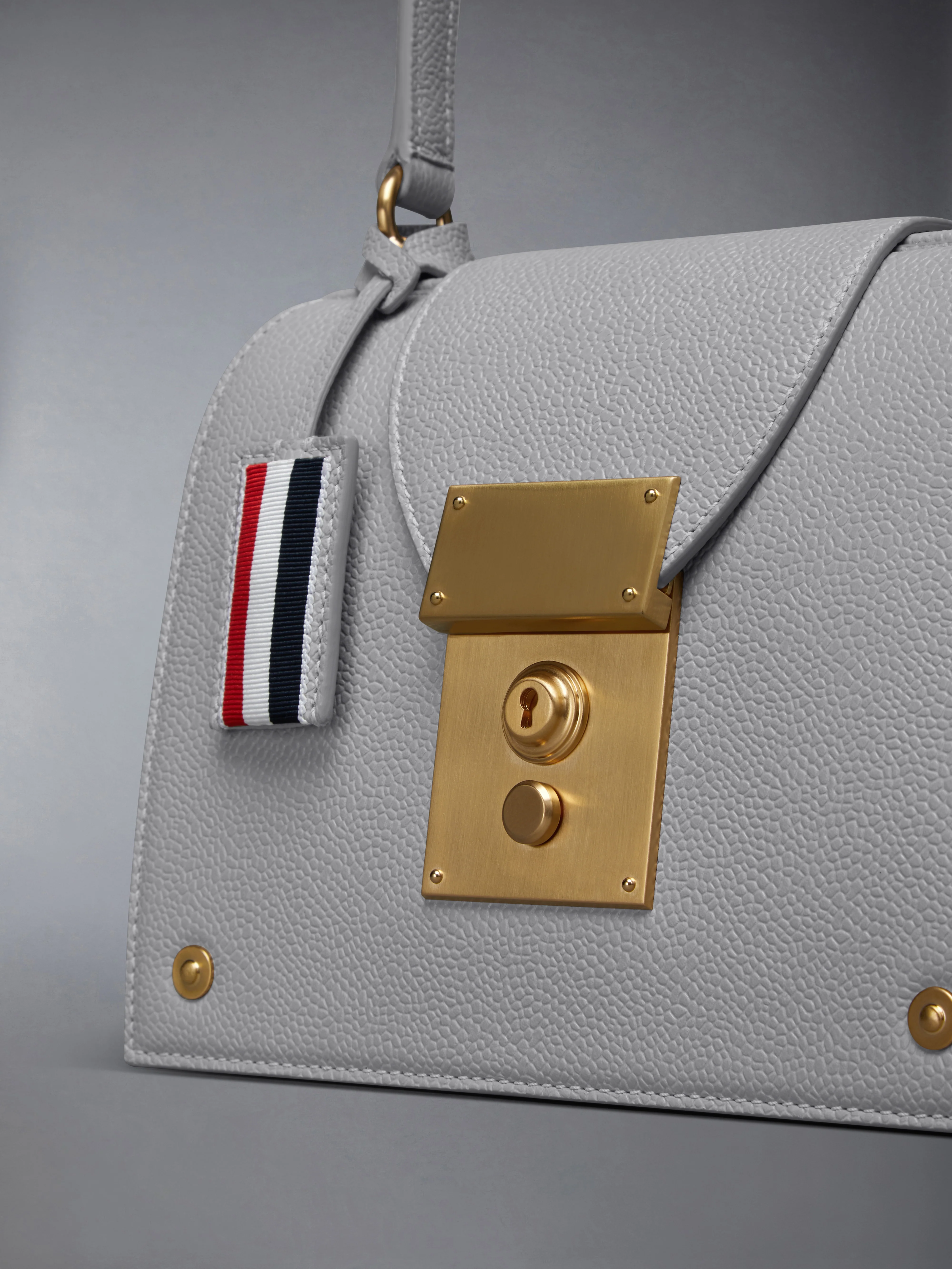 10338-pebble-grain-mrs-thom-triangle-bag-5.webp PEBBLE GRAIN MRS. THOM TRIANGLE BAG