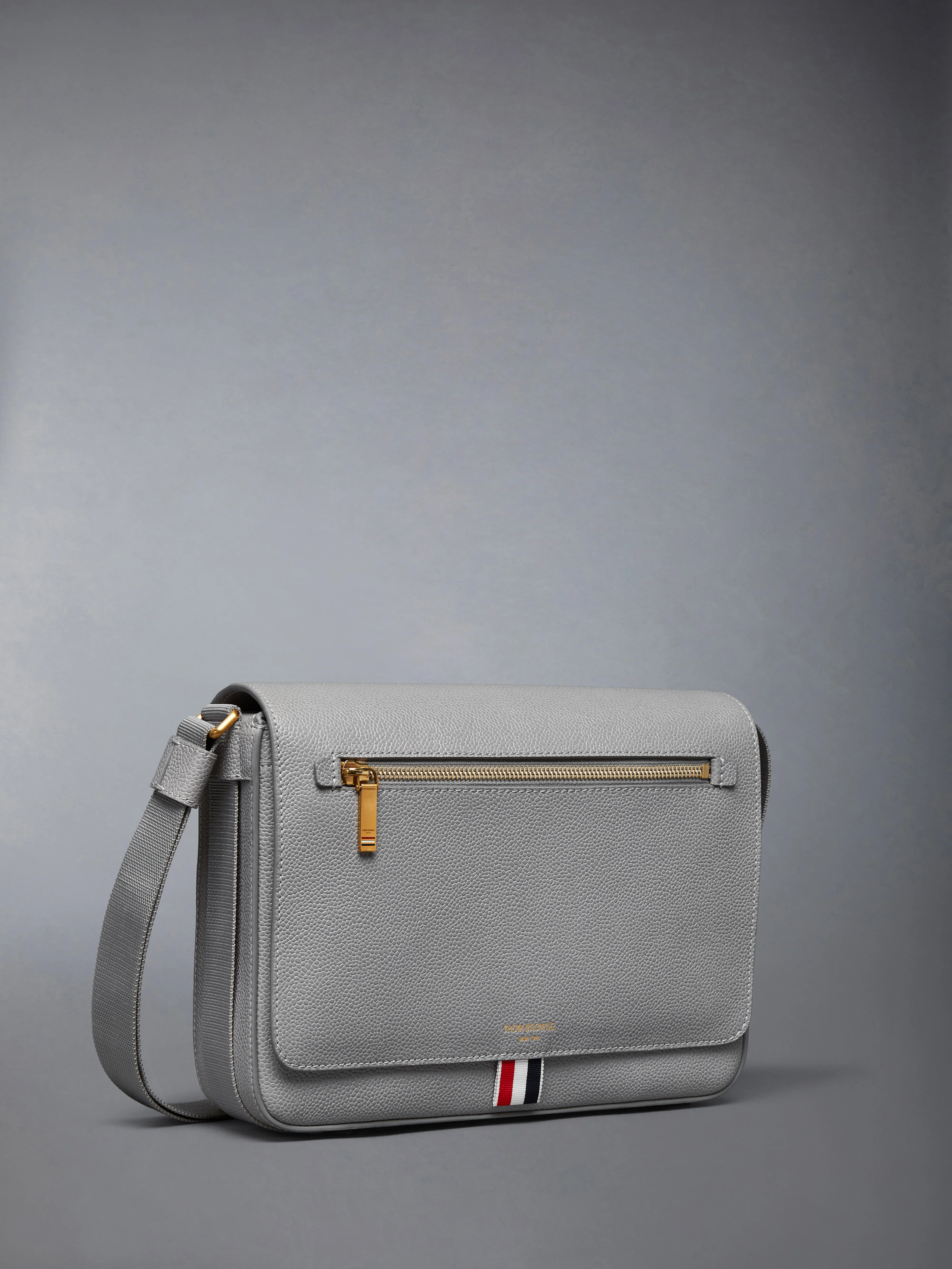 PEBBLE GRAIN REPORTER BAG