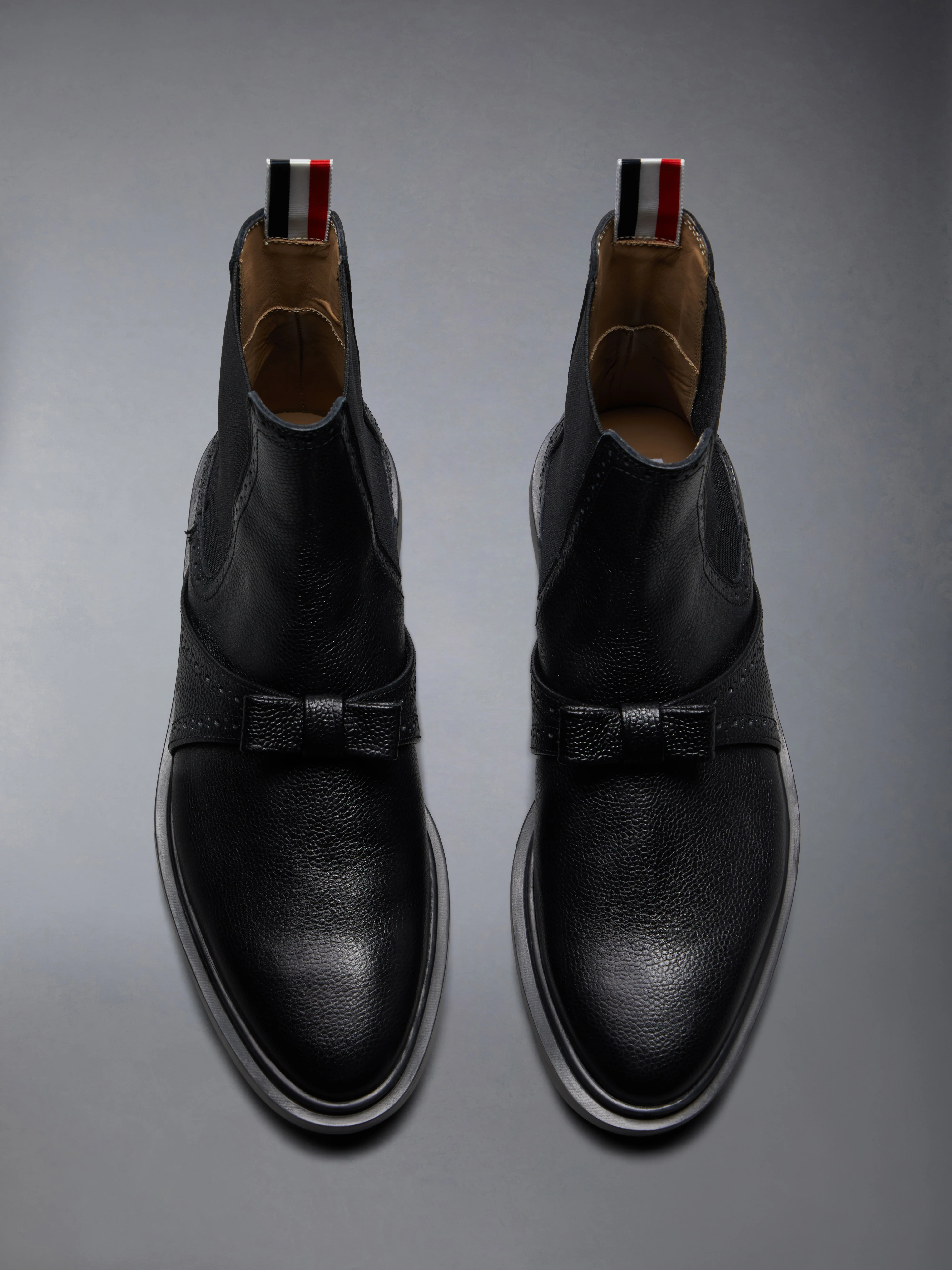 10351-pebble-grain-rubber-sole-brogue-bow-chelsea-boot-5.webp PEBBLE GRAIN RUBBER SOLE BROGUE BOW CHELSEA BOOT