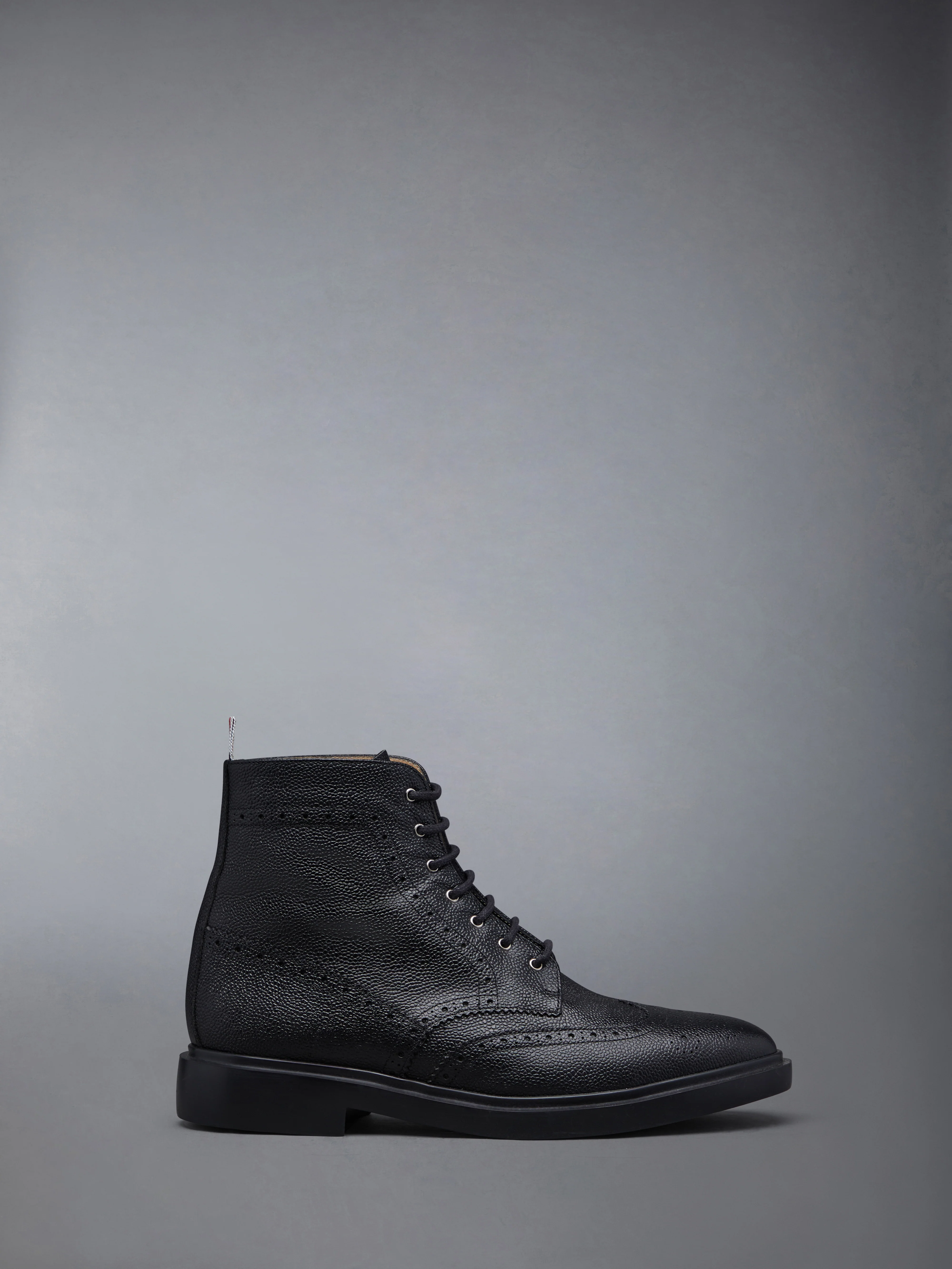 PEBBLE GRAIN RUBBER SOLE WINGTIP BOOT