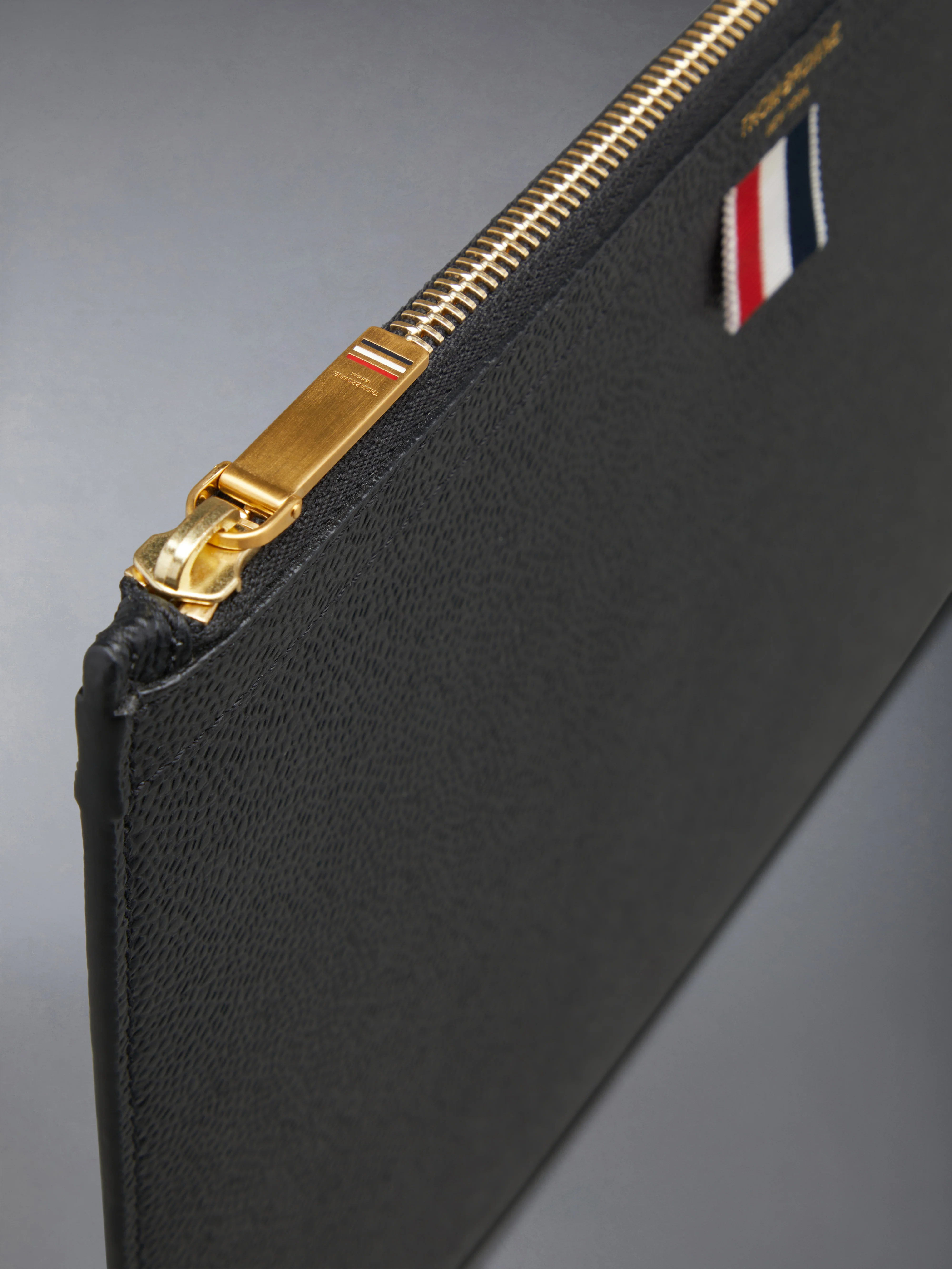 10419-pebble-grain-small-document-holder-4.webp PEBBLE GRAIN SMALL DOCUMENT HOLDER