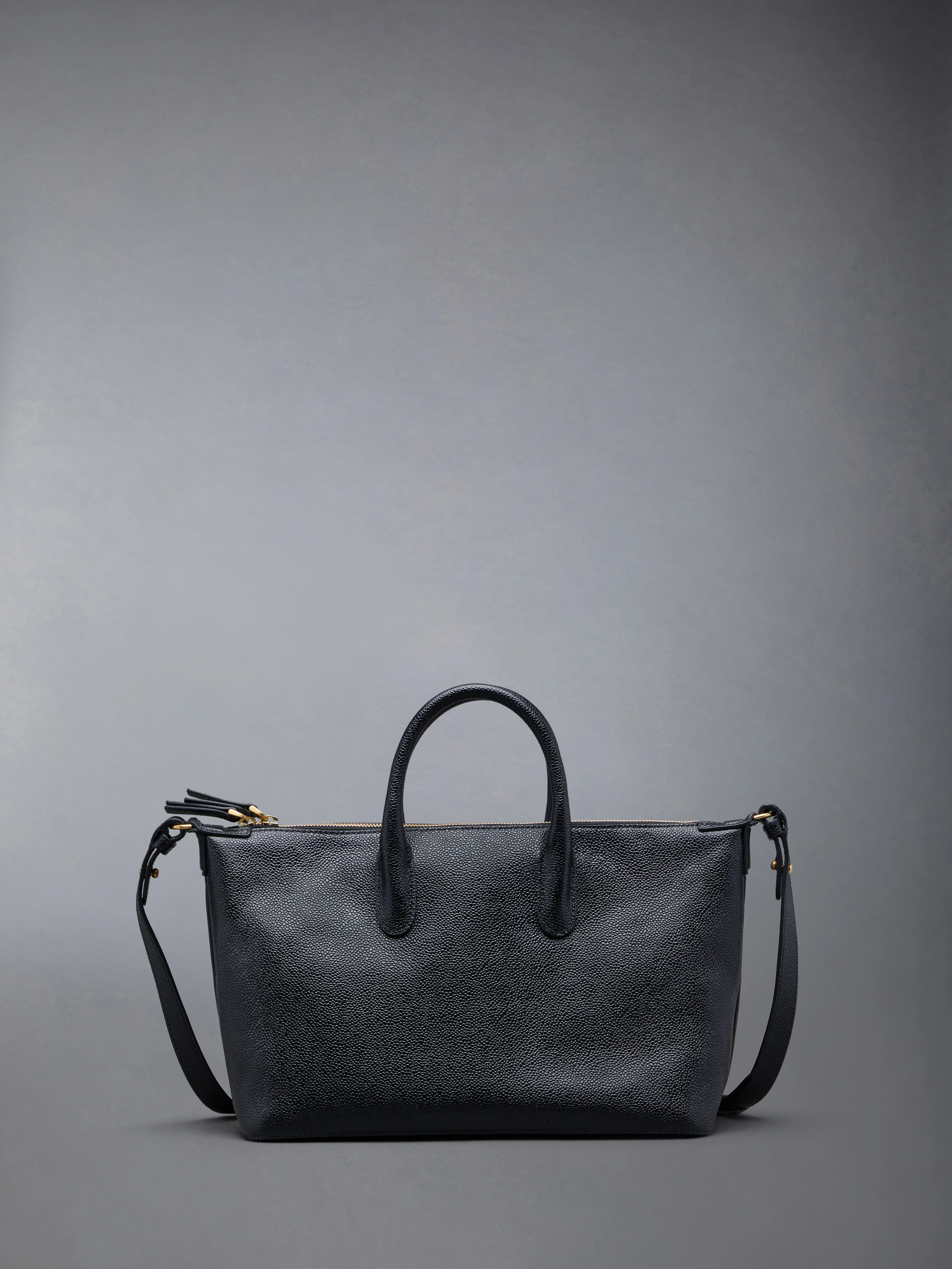 10420-pebble-grain-small-duffle-3.webp PEBBLE GRAIN SMALL DUFFLE