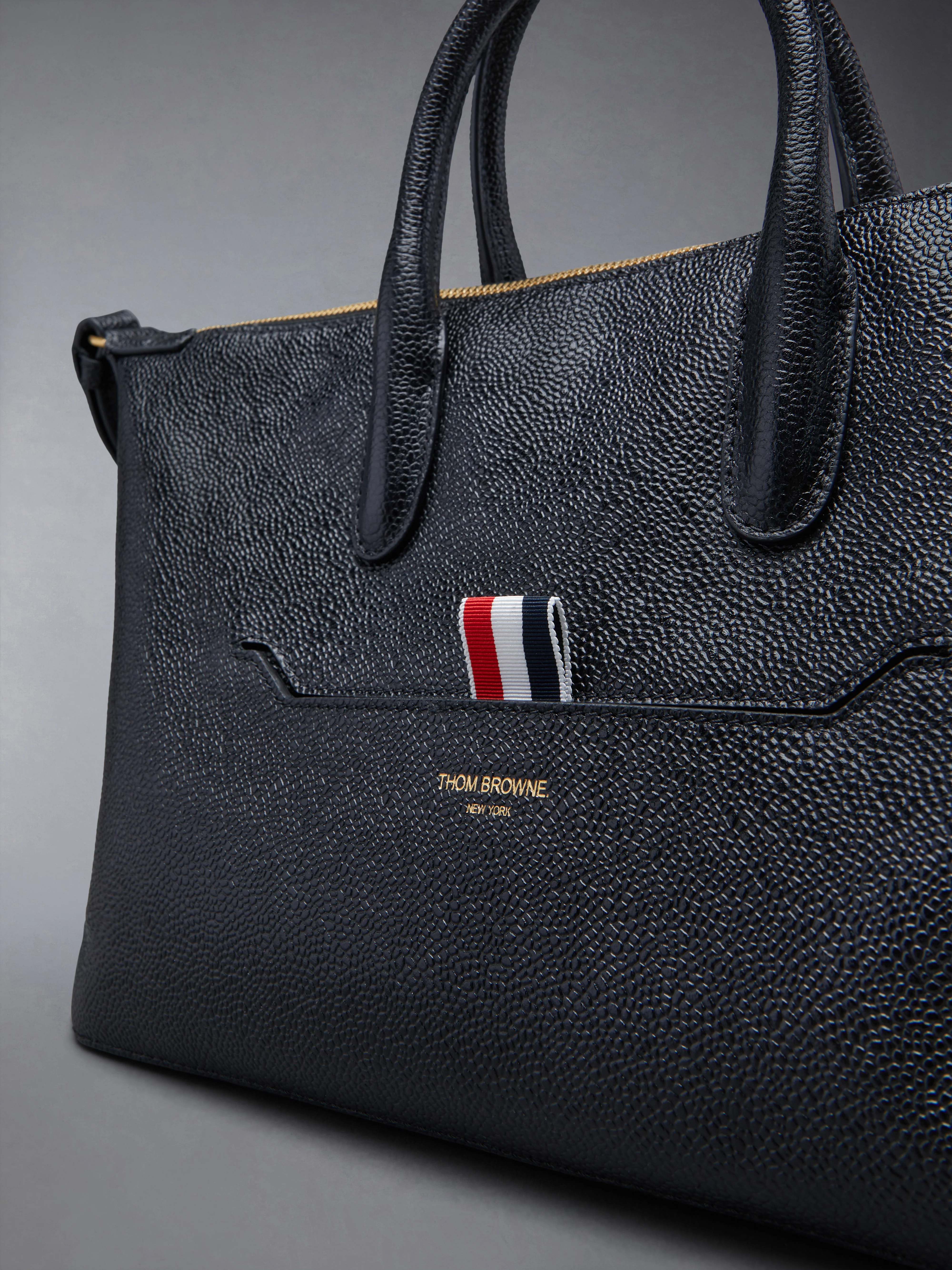 10420-pebble-grain-small-duffle-6.webp PEBBLE GRAIN SMALL DUFFLE