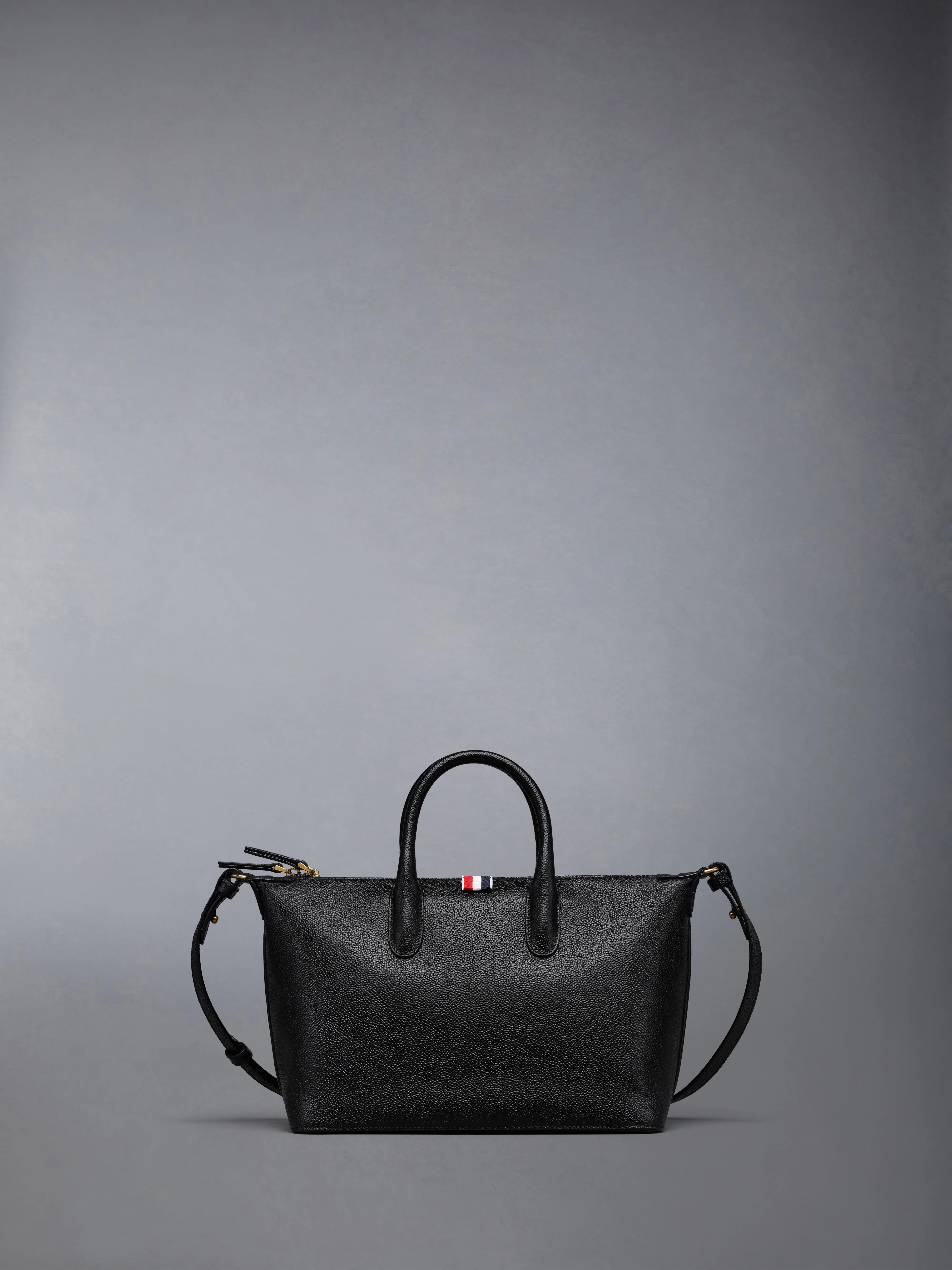 10421-pebble-grain-small-duffle-bag-3.webp PEBBLE GRAIN SMALL DUFFLE BAG