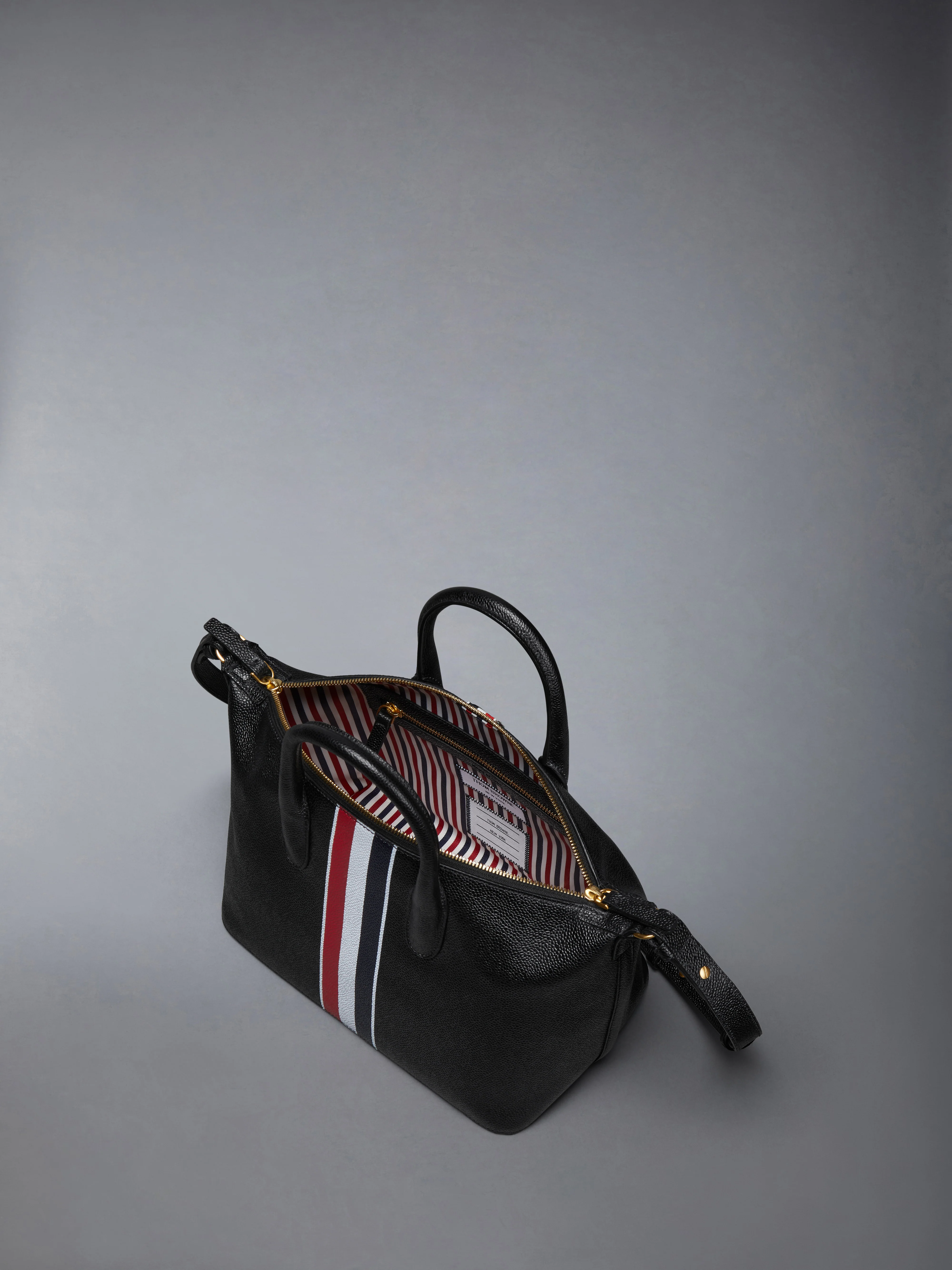 10421-pebble-grain-small-duffle-bag-5.webp PEBBLE GRAIN SMALL DUFFLE BAG