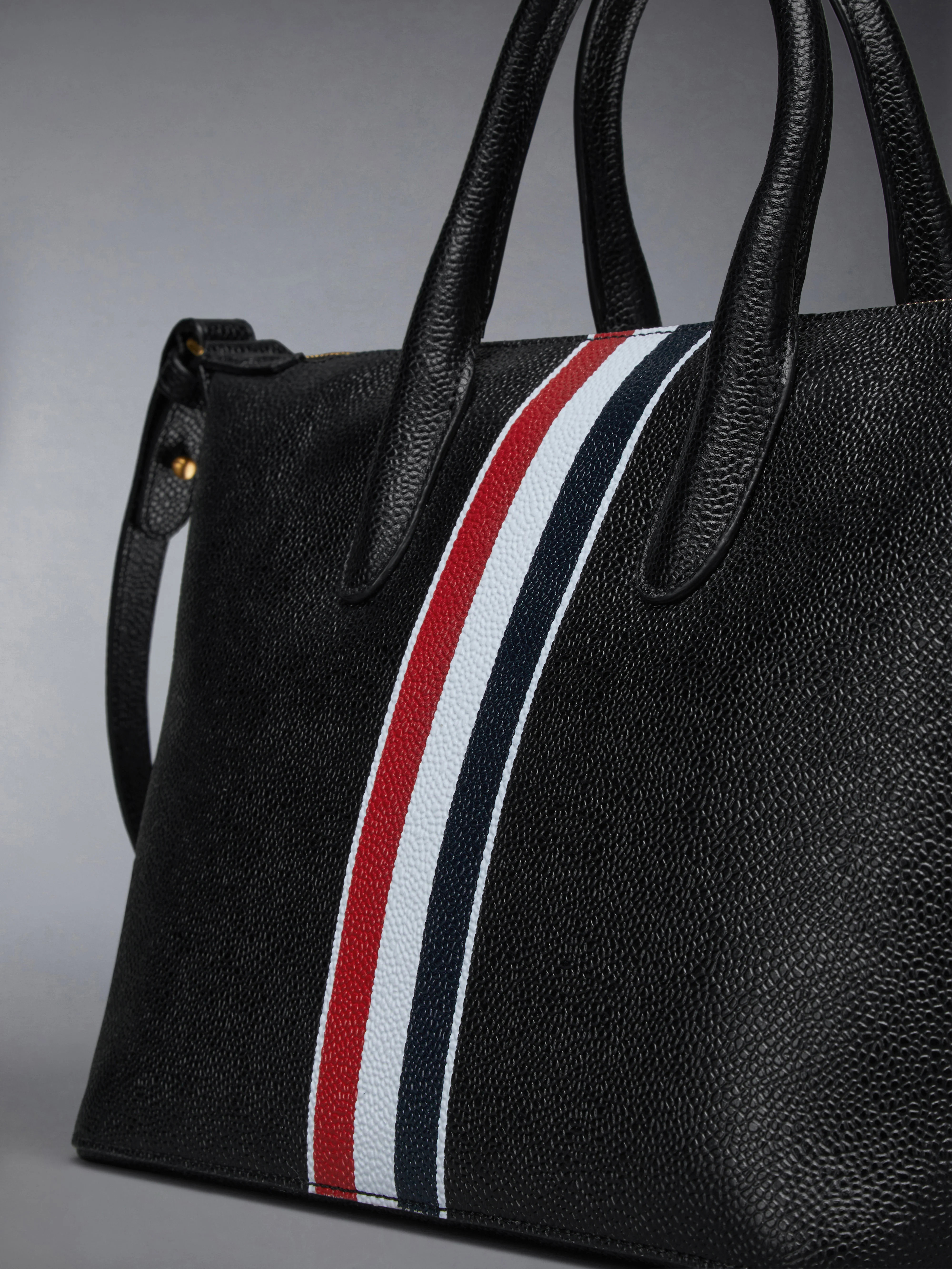 10421-pebble-grain-small-duffle-bag-6.webp PEBBLE GRAIN SMALL DUFFLE BAG