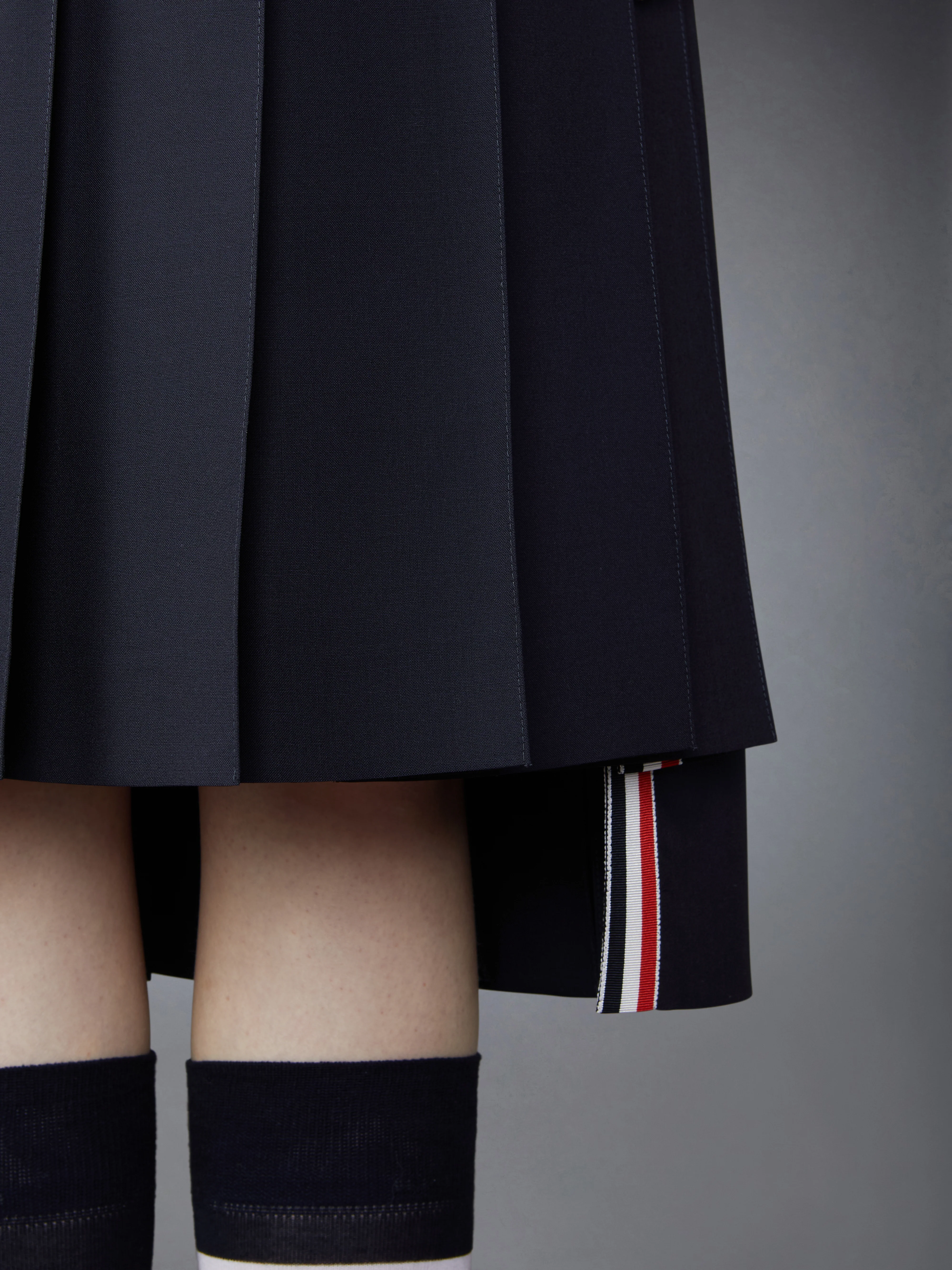 10658-plain-weave-4-bar-midi-pleated-skirt-5.webp PLAIN WEAVE 4-BAR MIDI PLEATED SKIRT