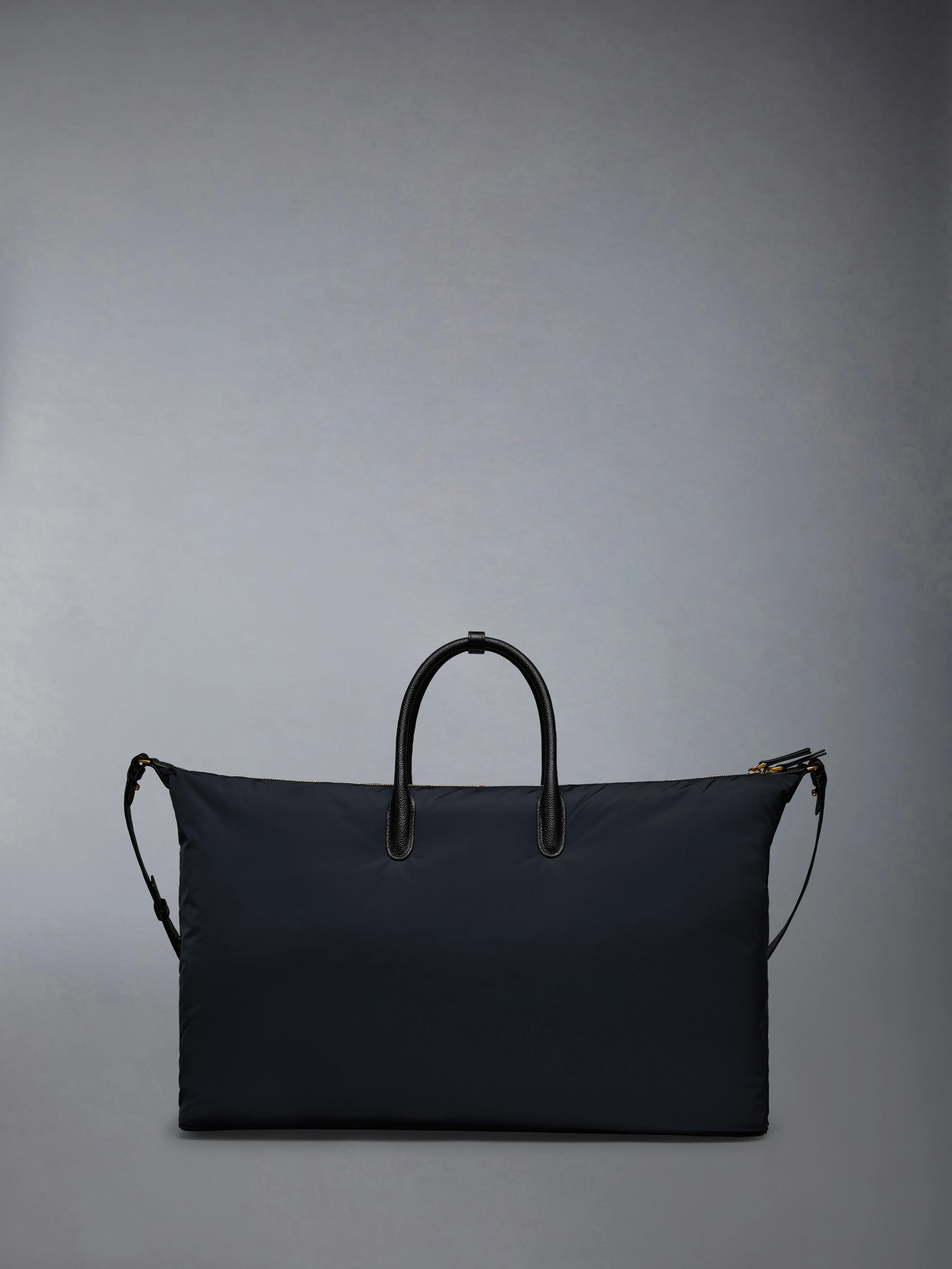 10834-poly-twill-duffle-bag-3.webp POLY TWILL DUFFLE BAG