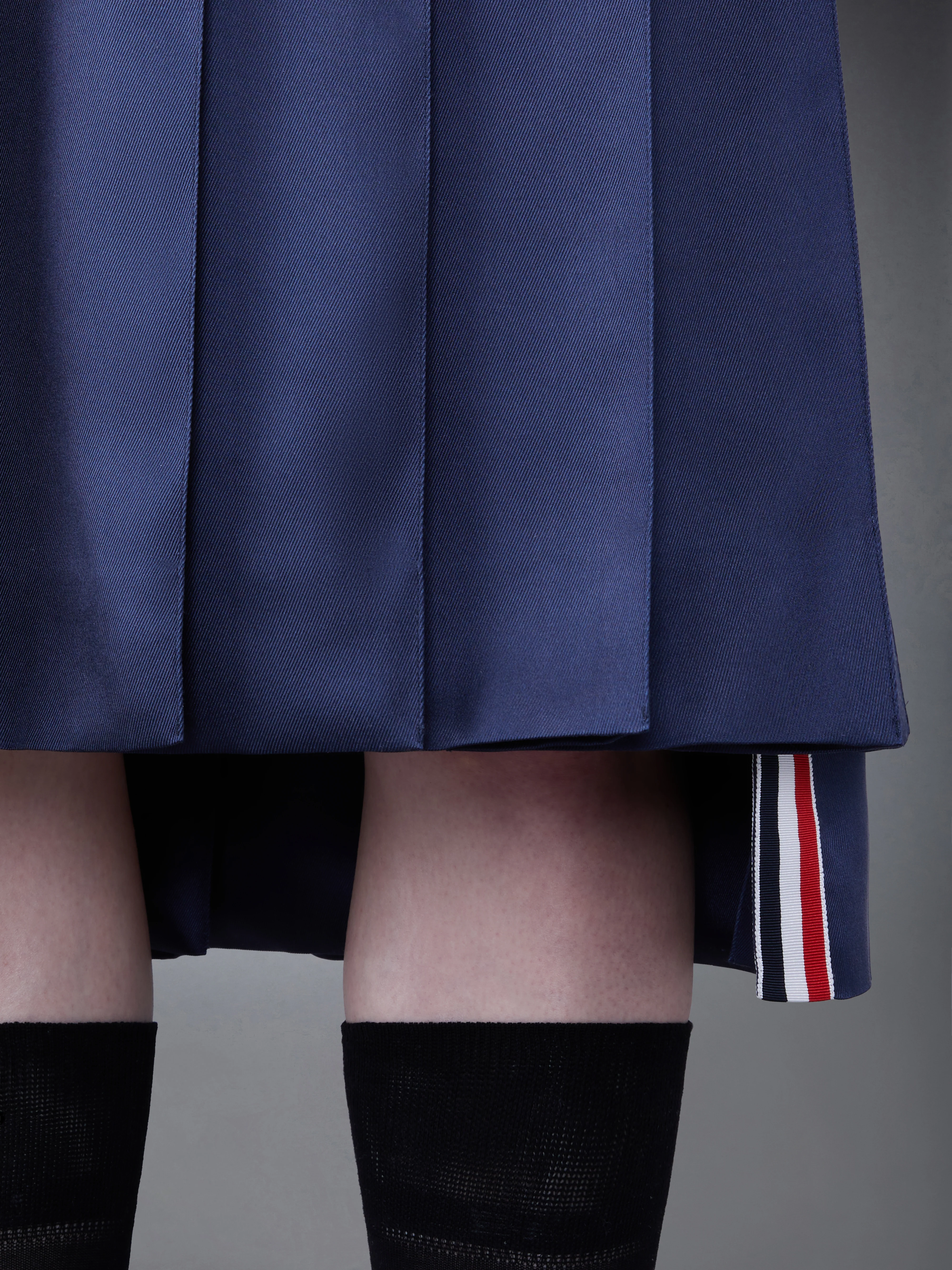 11787-silk-twill-4-bar-midi-pleated-skirt-6.webp SILK TWILL 4-BAR MIDI PLEATED SKIRT