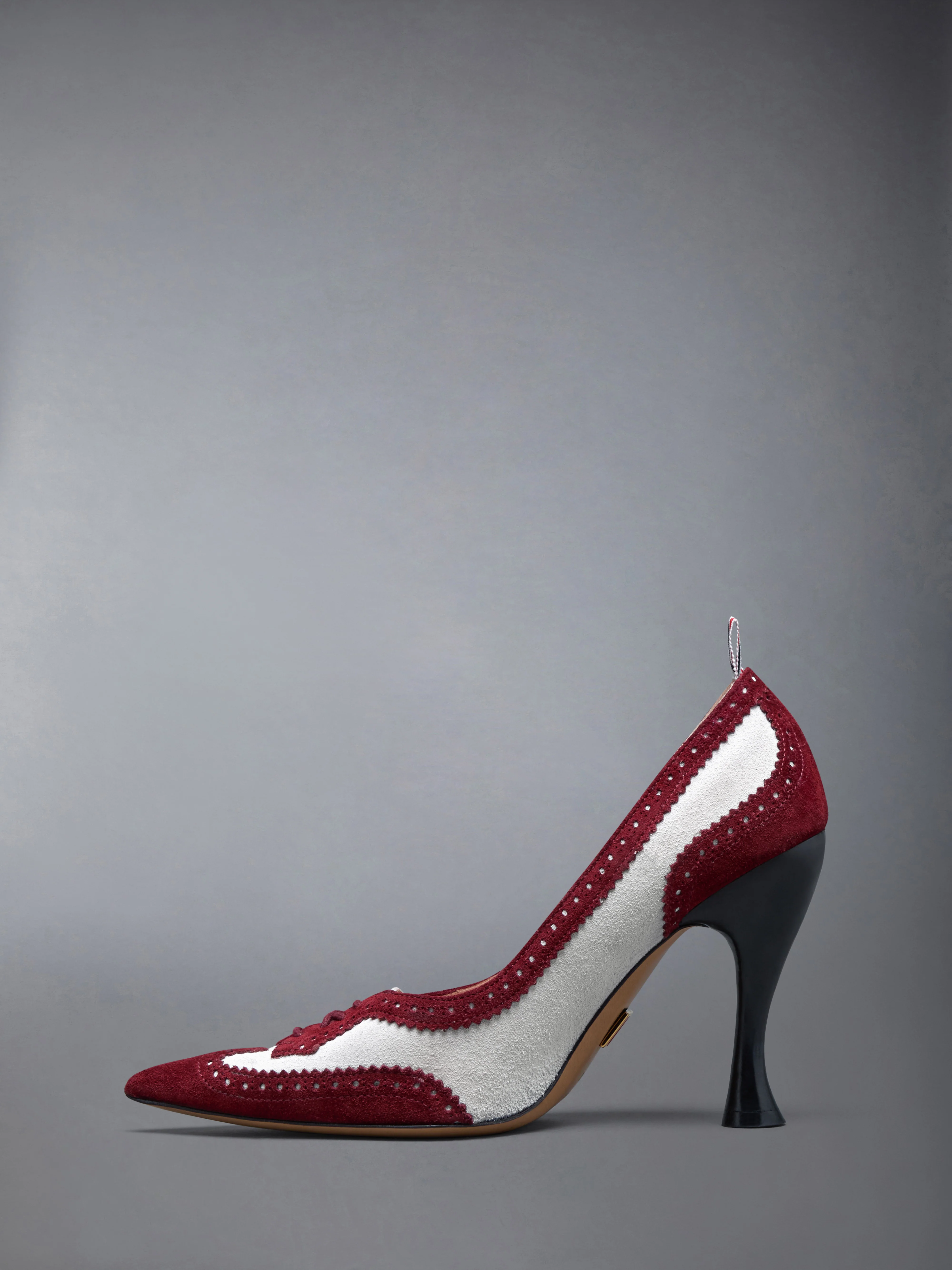 172-calf-suede-low-throat-wingtip-pump-105mm-3.webp CALF SUEDE LOW THROAT WINGTIP PUMP 105MM