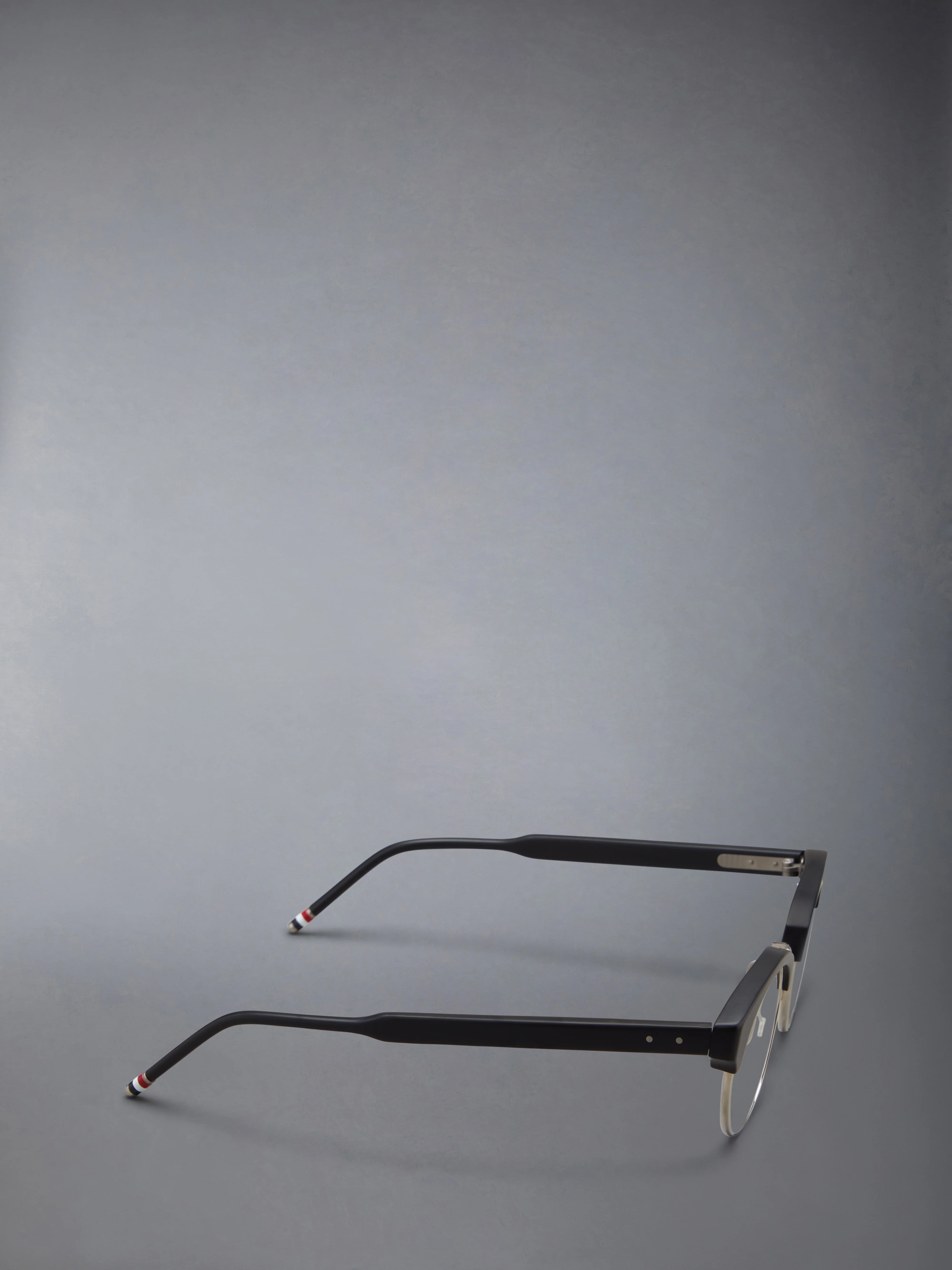 2346-acetate-and-titanium-oval-eyeglasses-6.webp ACETATE AND TITANIUM OVAL EYEGLASSES