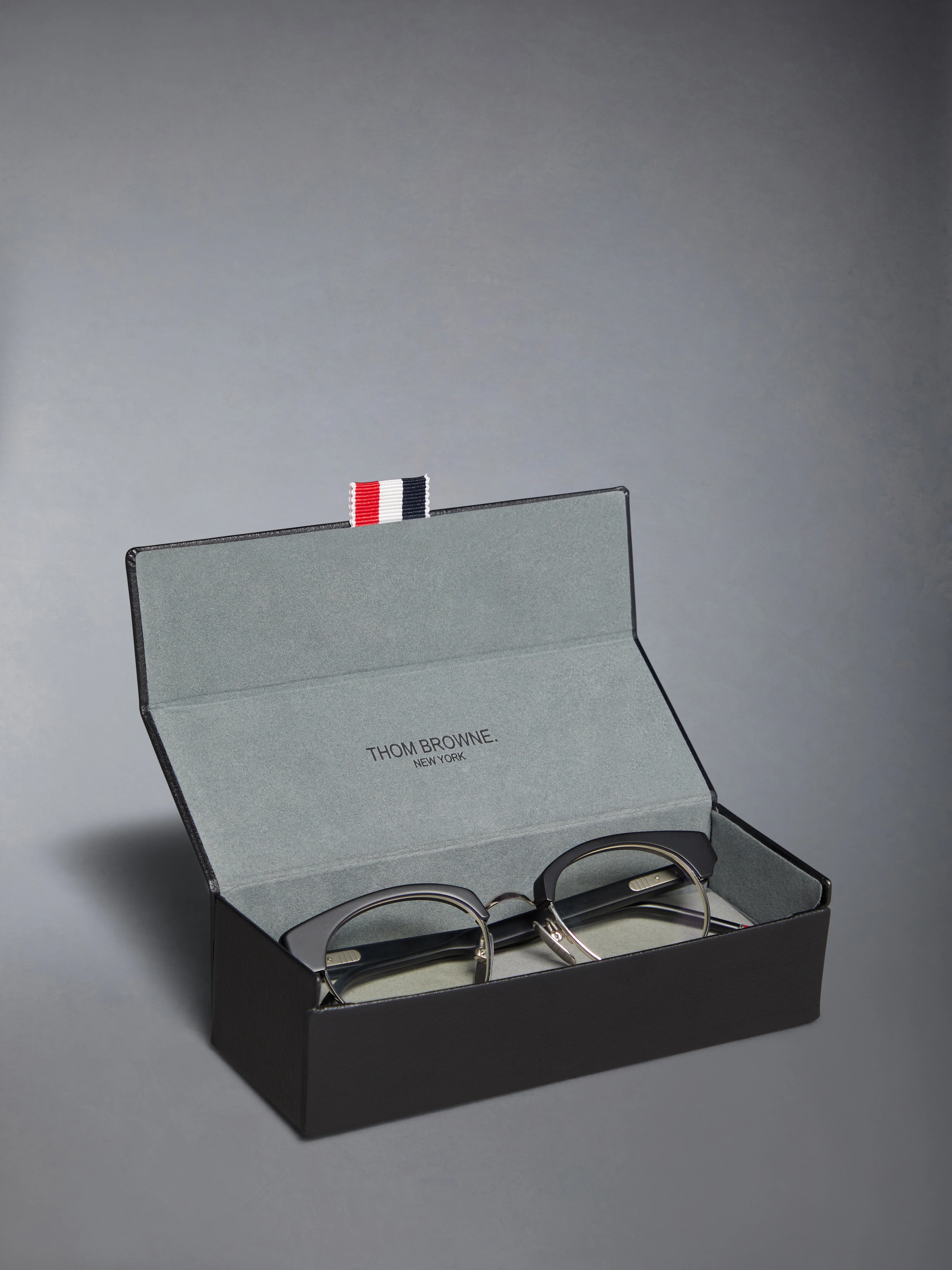 2346-acetate-and-titanium-oval-eyeglasses-8.webp ACETATE AND TITANIUM OVAL EYEGLASSES