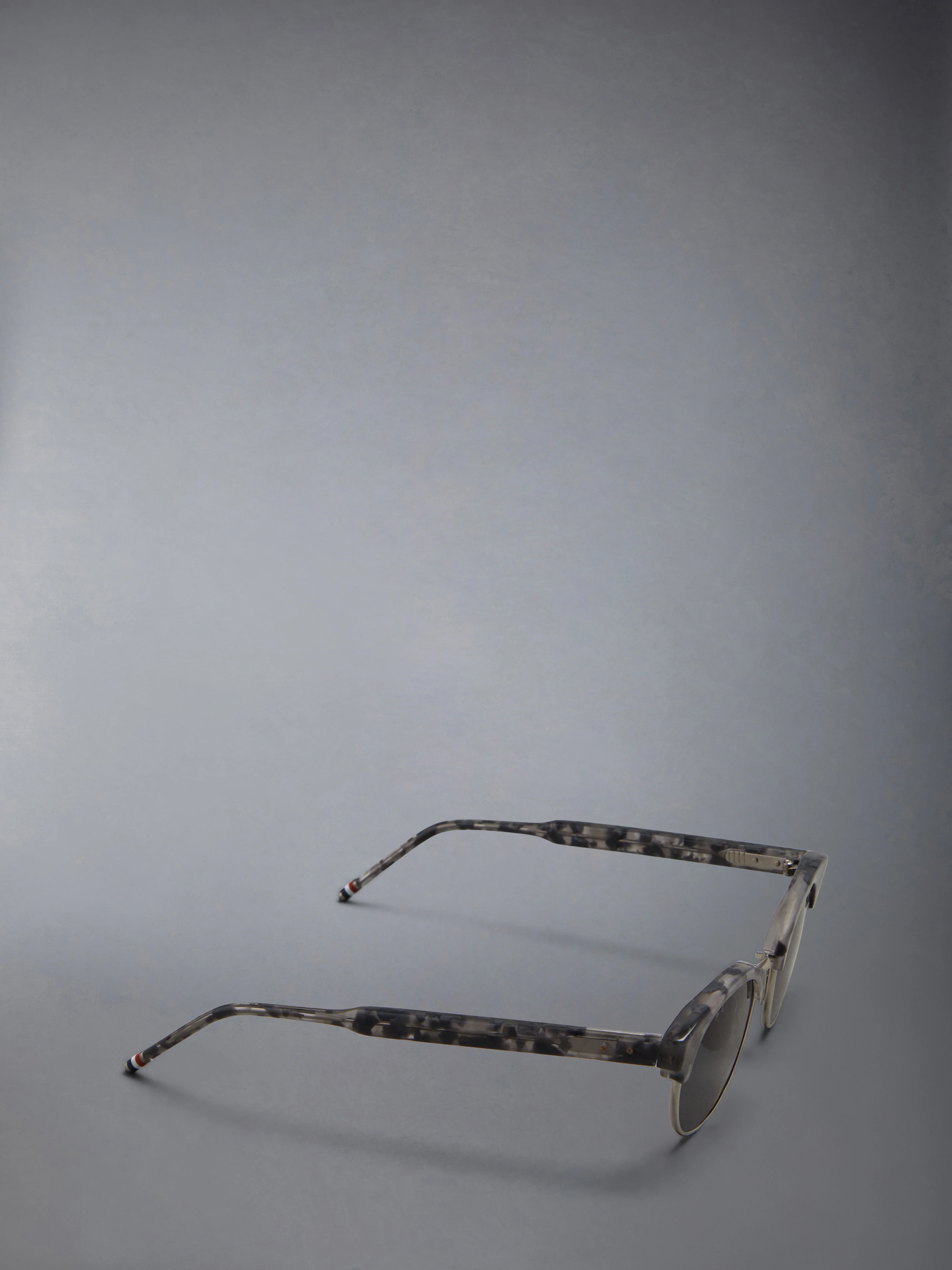 2349-acetate-and-titanium-oval-sunglasses-6.webp ACETATE AND TITANIUM OVAL SUNGLASSES