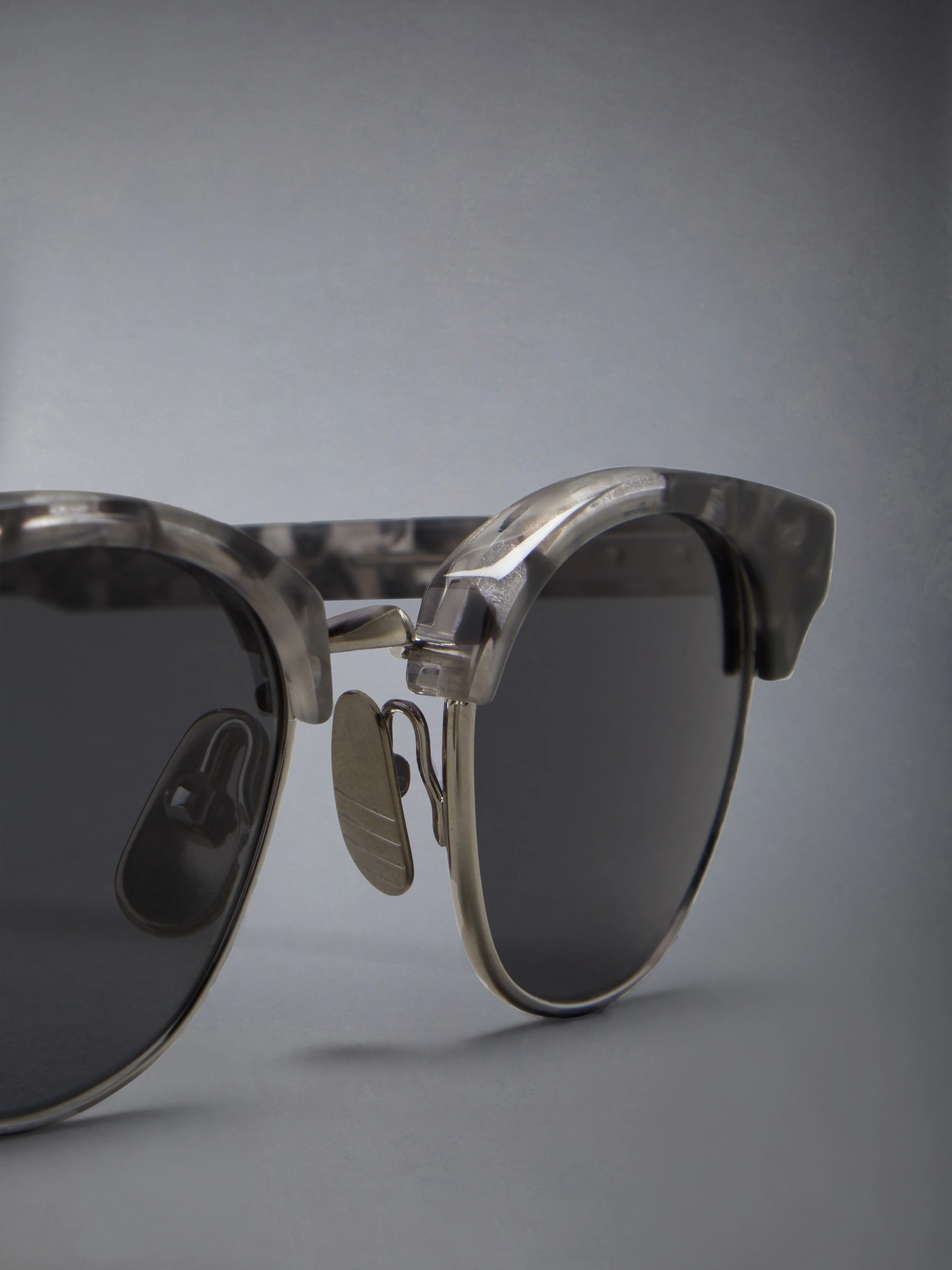 2349-acetate-and-titanium-oval-sunglasses-7.webp ACETATE AND TITANIUM OVAL SUNGLASSES