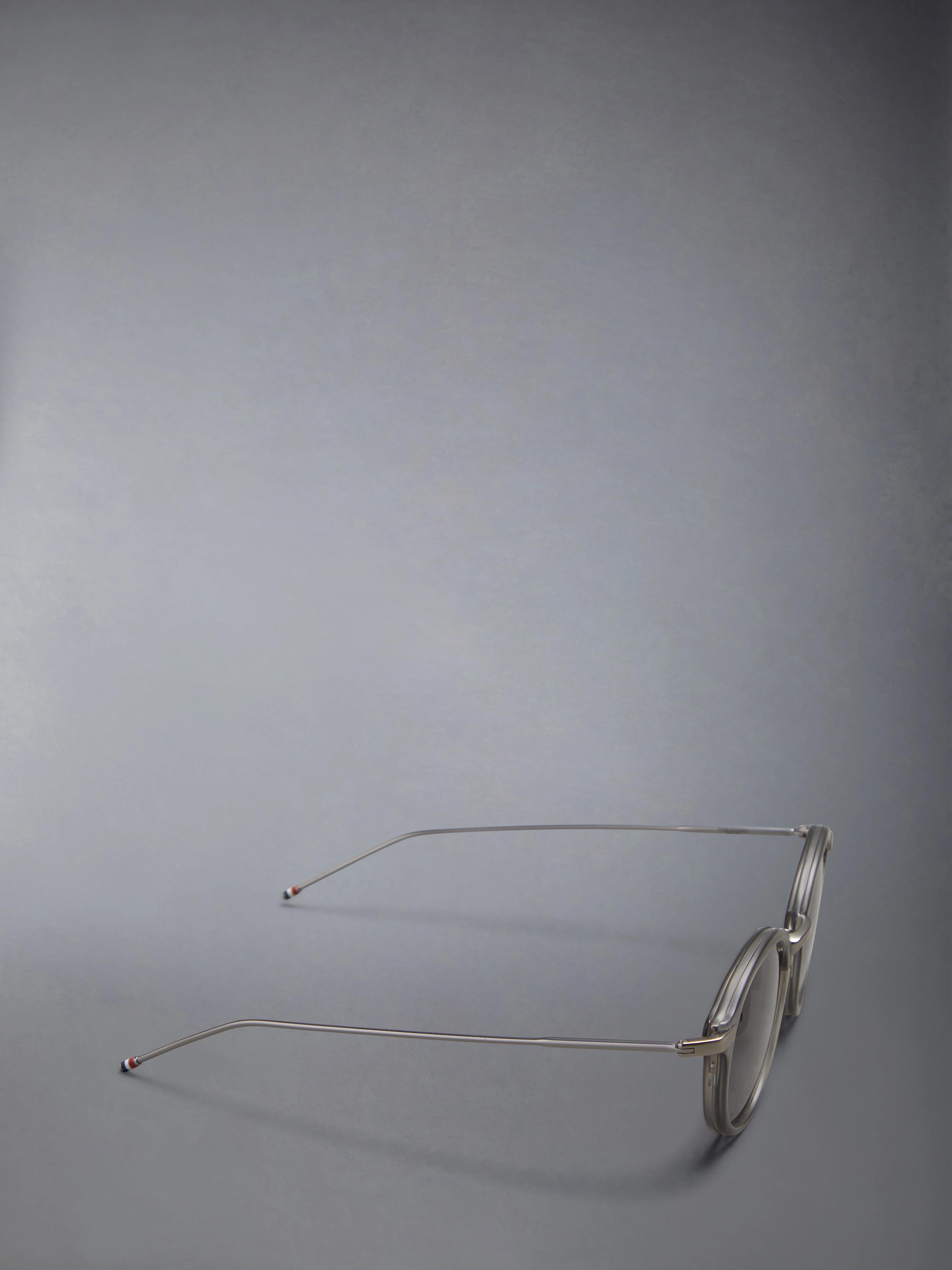2394-acetate-and-titanium-round-sunglasses-6.webp ACETATE AND TITANIUM ROUND SUNGLASSES