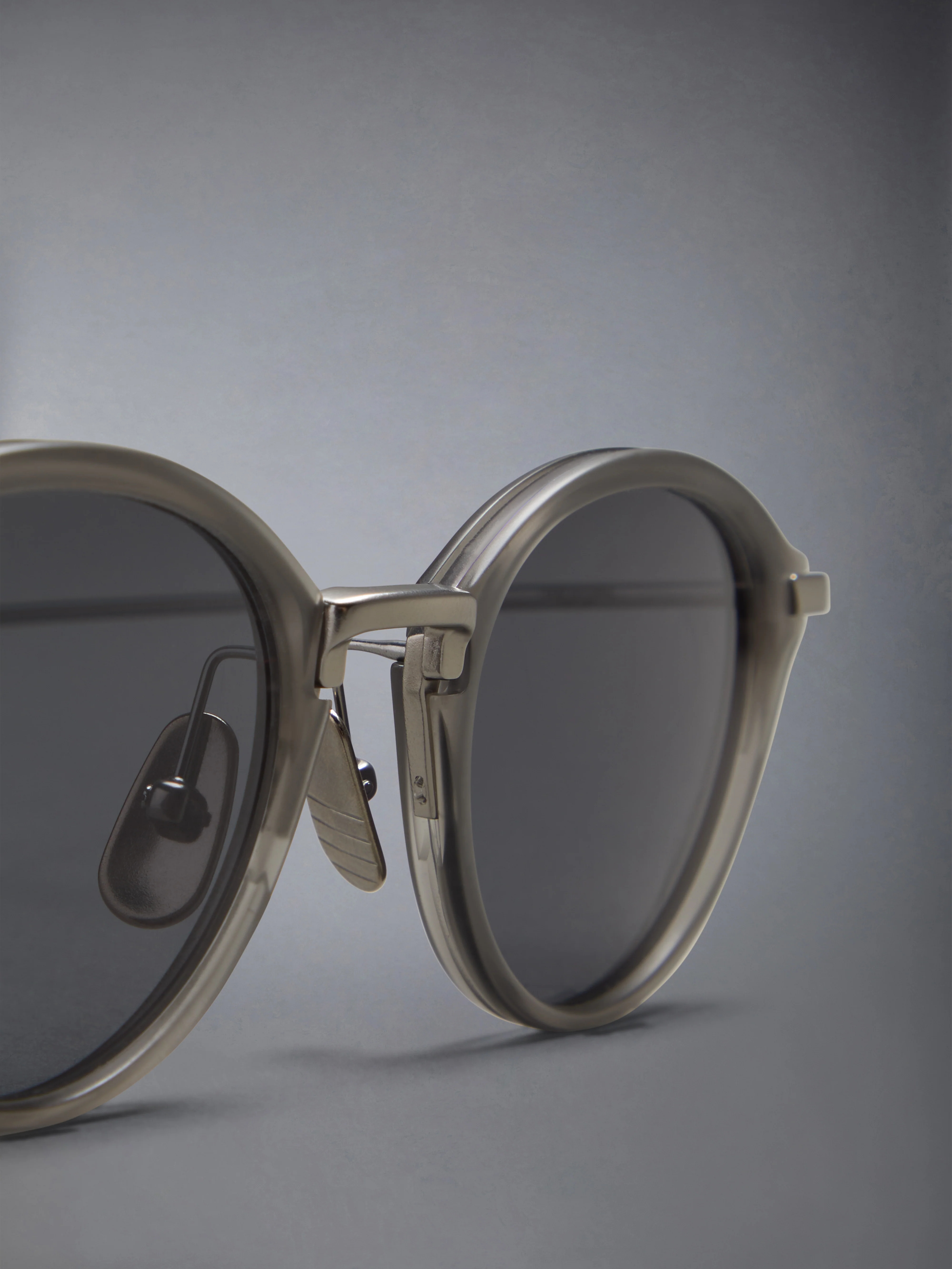 2394-acetate-and-titanium-round-sunglasses-7.webp ACETATE AND TITANIUM ROUND SUNGLASSES