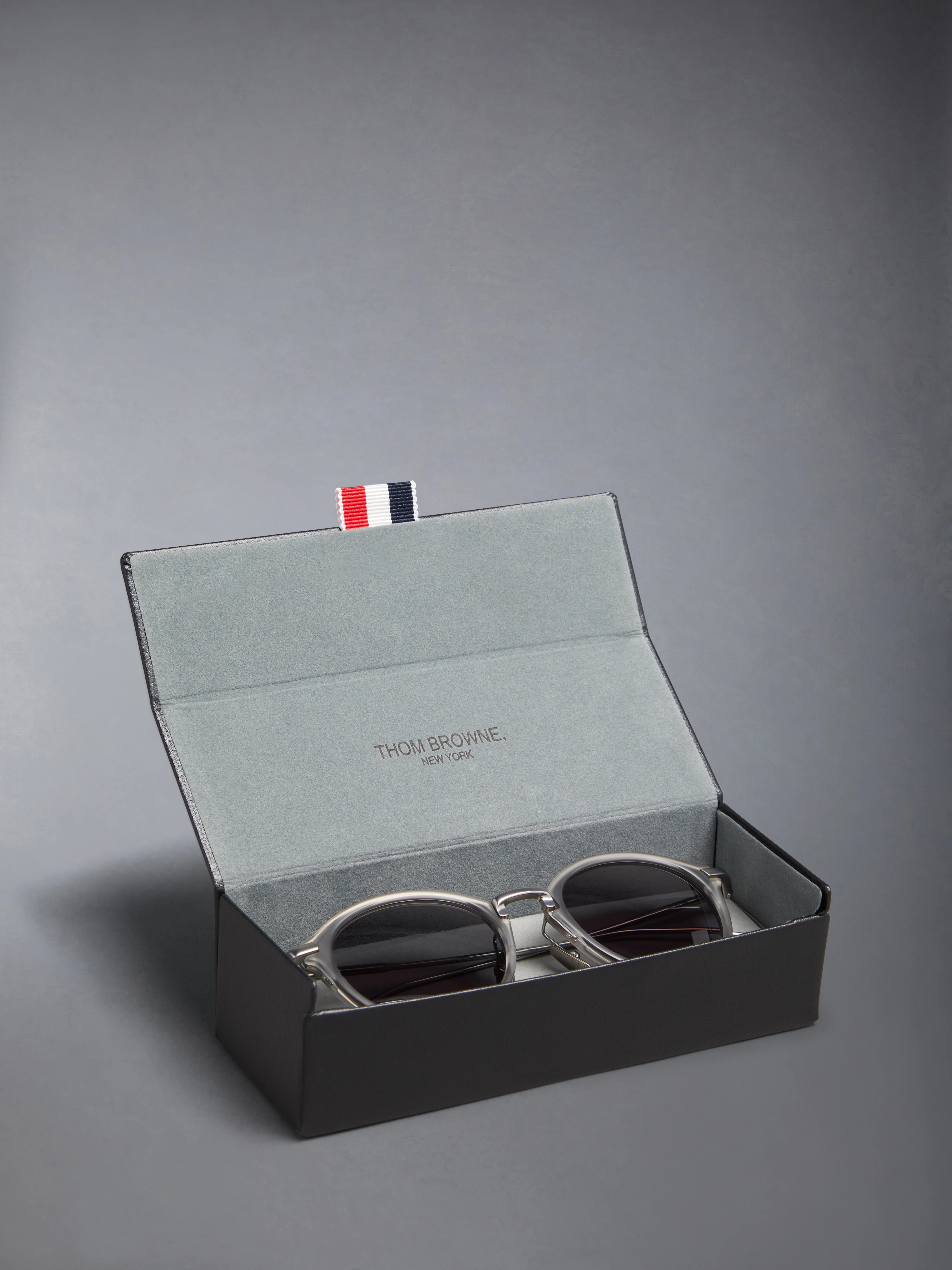 2394-acetate-and-titanium-round-sunglasses-8.webp ACETATE AND TITANIUM ROUND SUNGLASSES