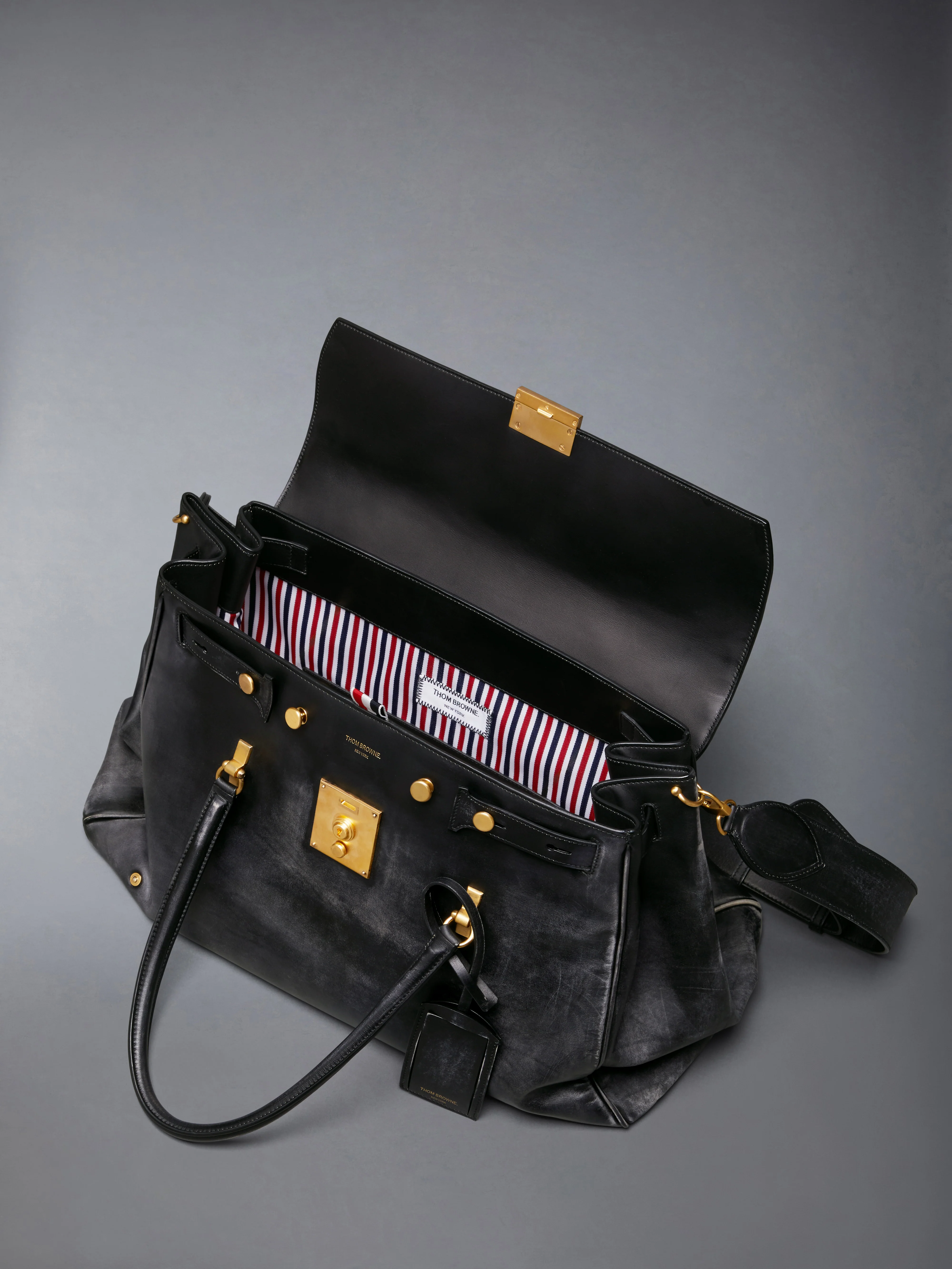 2532-bolton-weekender-bag-in-distressed-leather-5.webp BOLTON WEEKENDER BAG IN DISTRESSED LEATHER