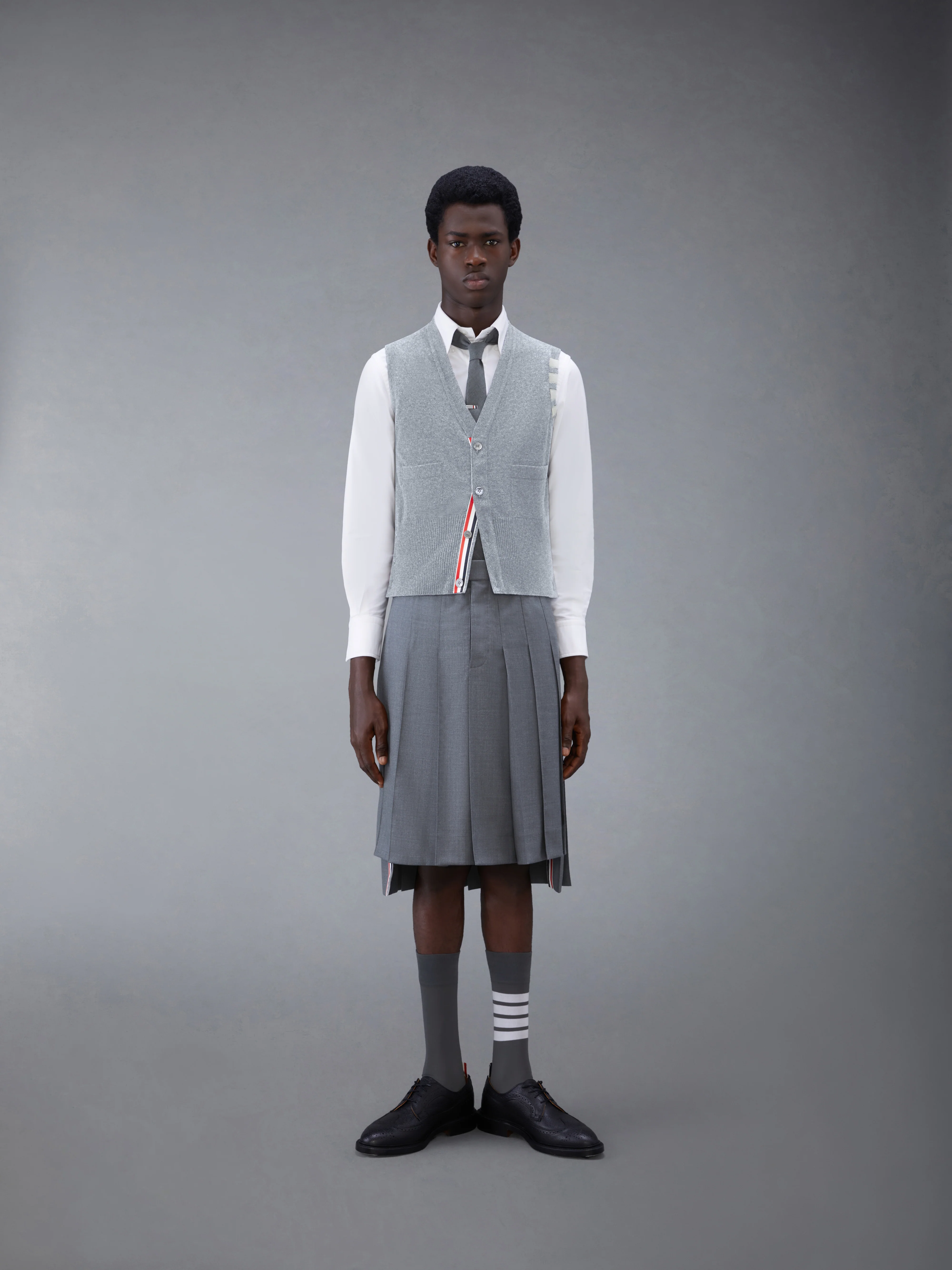 2923-cashmere-4-bar-classic-cardigan-vest-3.webp CASHMERE 4-BAR CLASSIC CARDIGAN VEST