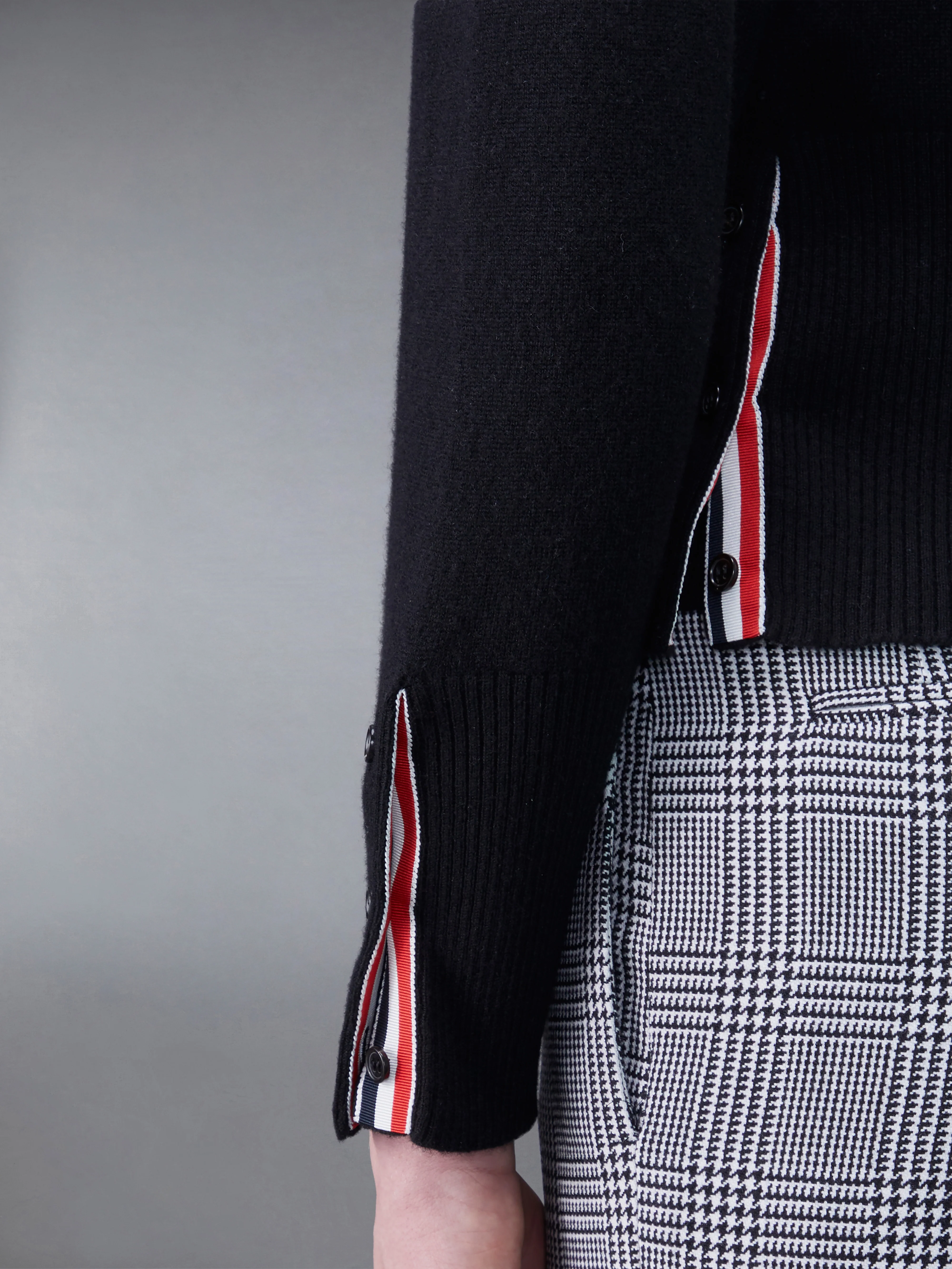 2989-cashmere-4-bar-short-crew-neck-cardigan-5.webp CASHMERE 4-BAR SHORT CREW NECK CARDIGAN