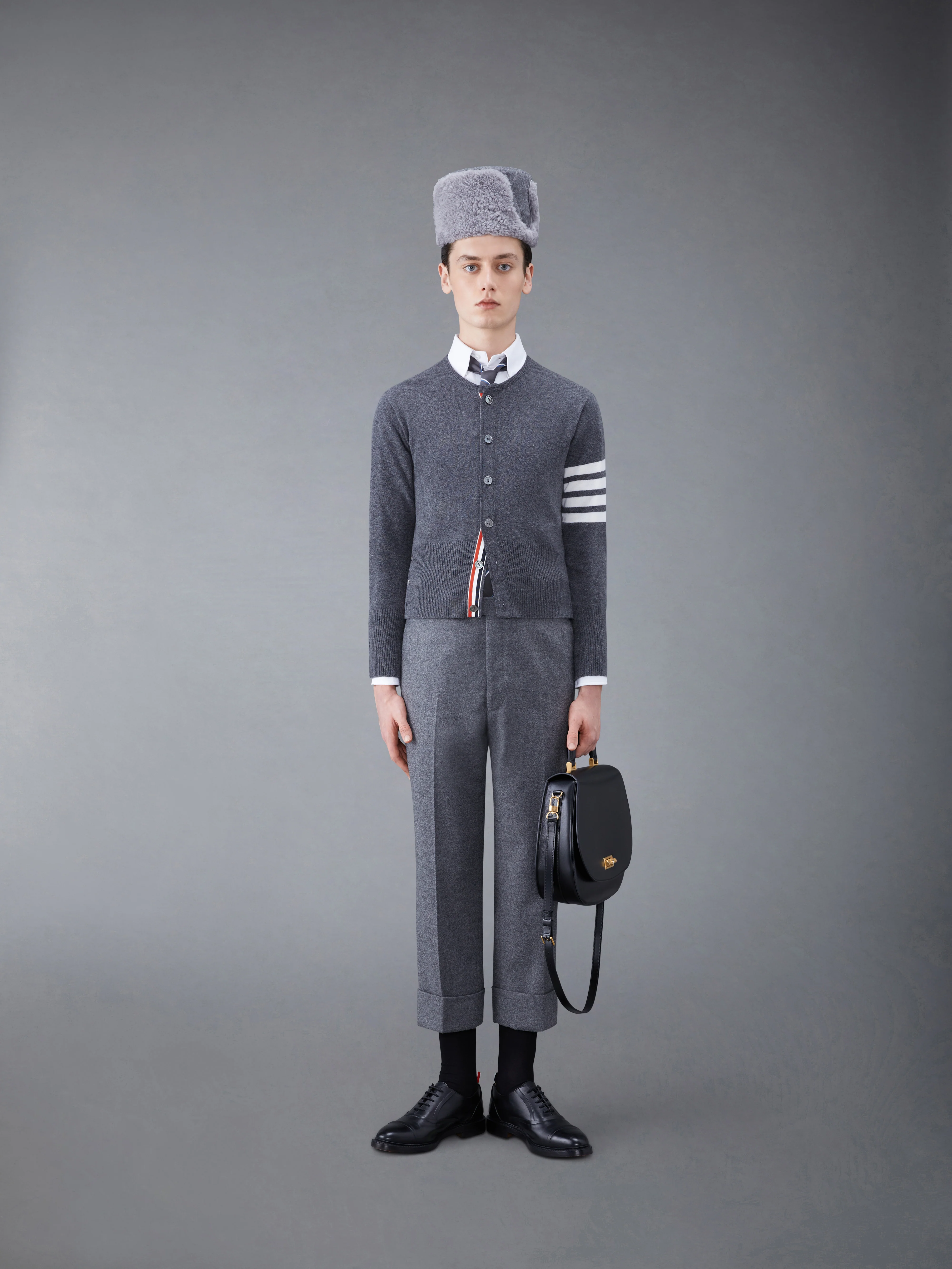 2997-cashmere-4-bar-short-crew-neck-cardigan-3.webp CASHMERE 4-BAR SHORT CREW NECK CARDIGAN