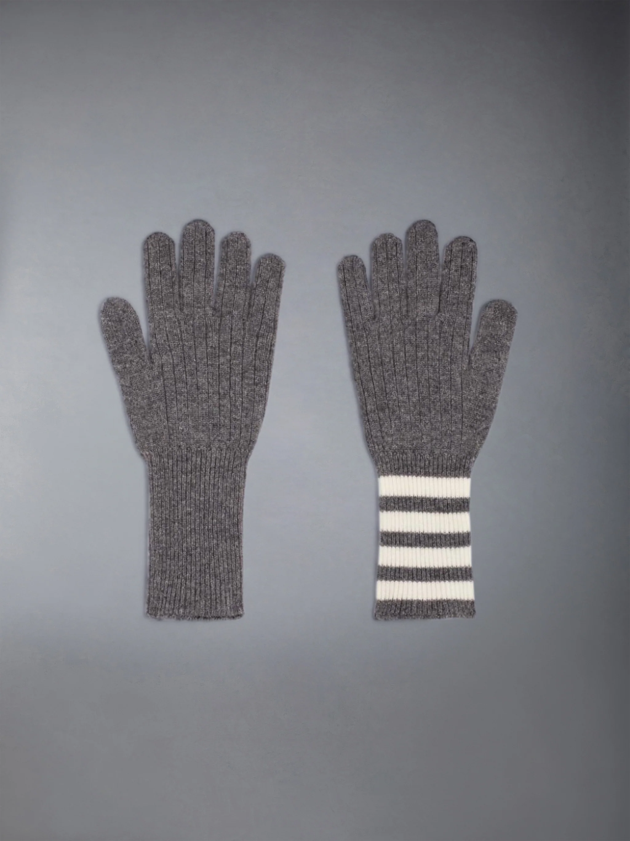 3155-cashmere-ribbed-4-bar-gloves-3.webp CASHMERE RIBBED 4-BAR GLOVES
