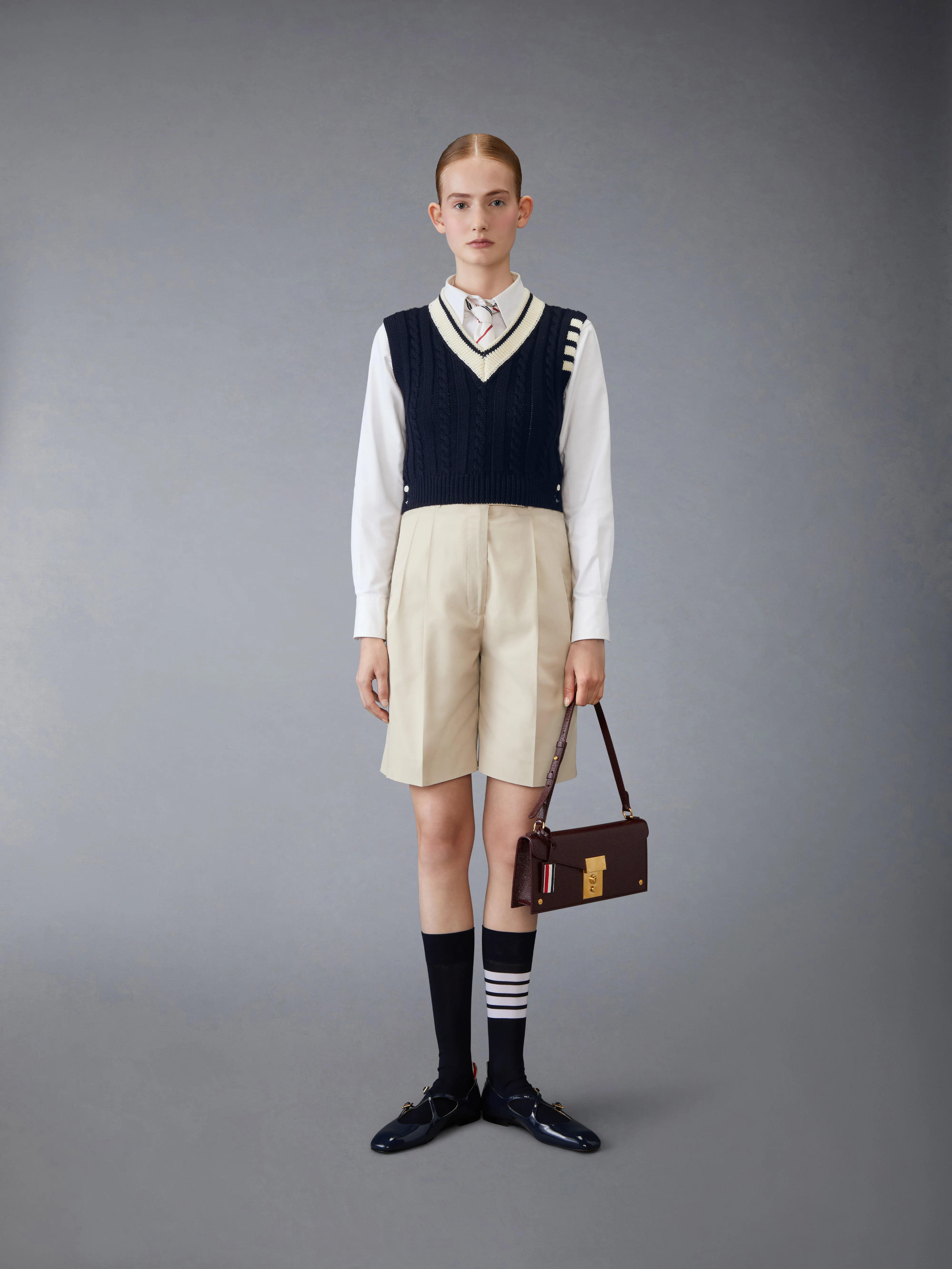 3919-classic-cable-4-bar-v-neck-vest-3.webp CLASSIC CABLE 4-BAR V NECK VEST
