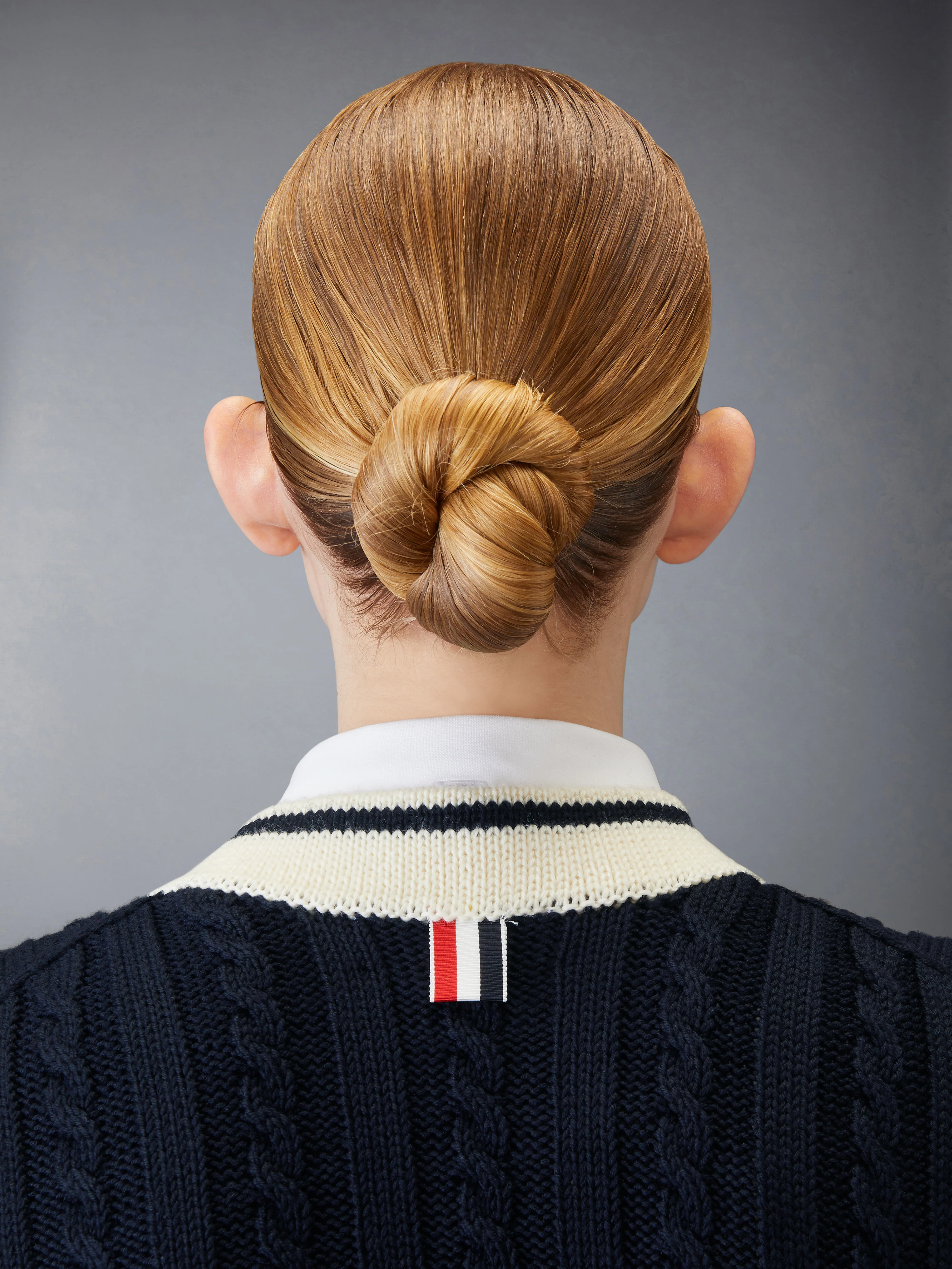 3919-classic-cable-4-bar-v-neck-vest-5.webp CLASSIC CABLE 4-BAR V NECK VEST