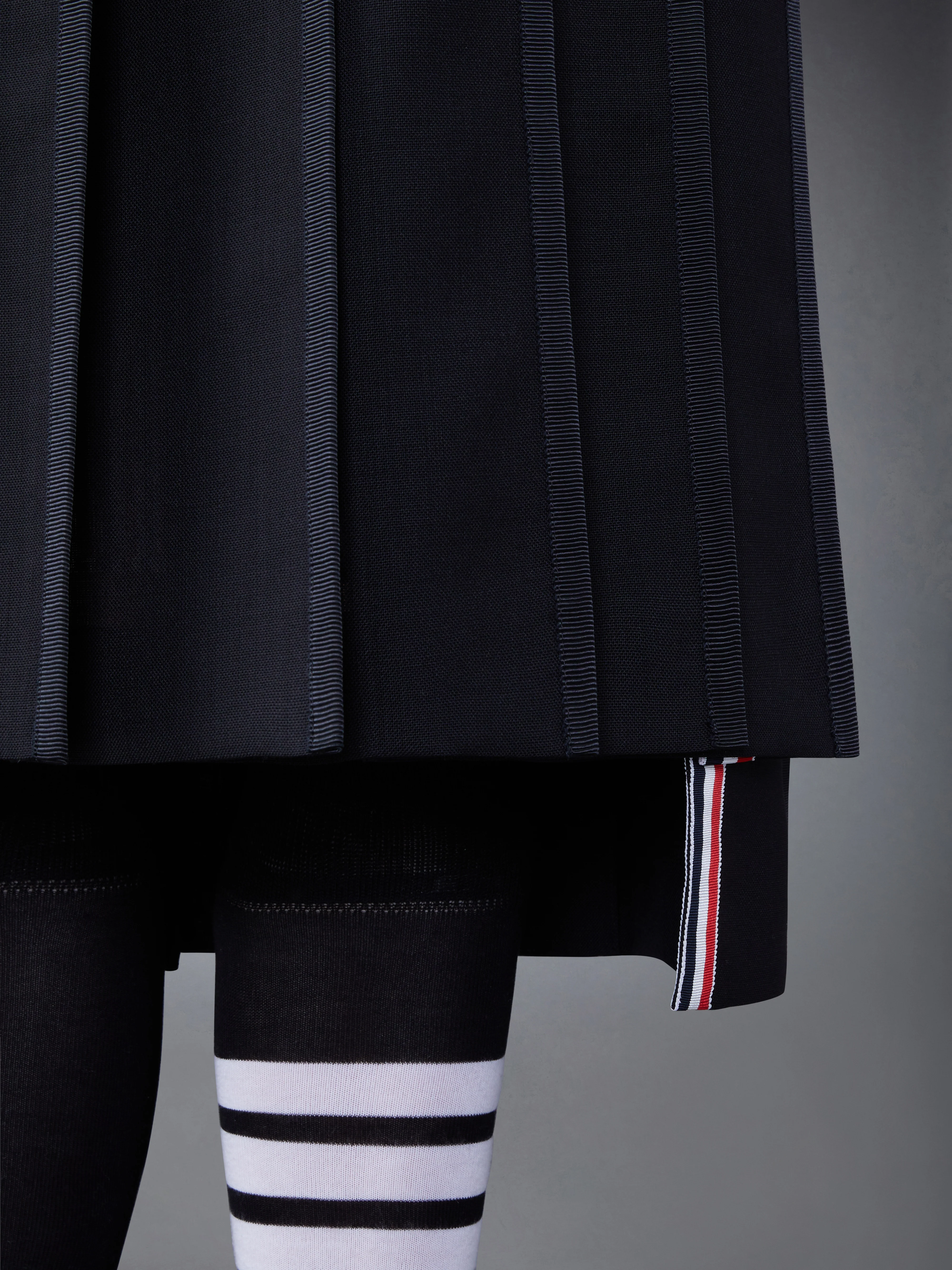 5238-classic-tipping-pleated-skirt-5.webp CLASSIC TIPPING PLEATED SKIRT