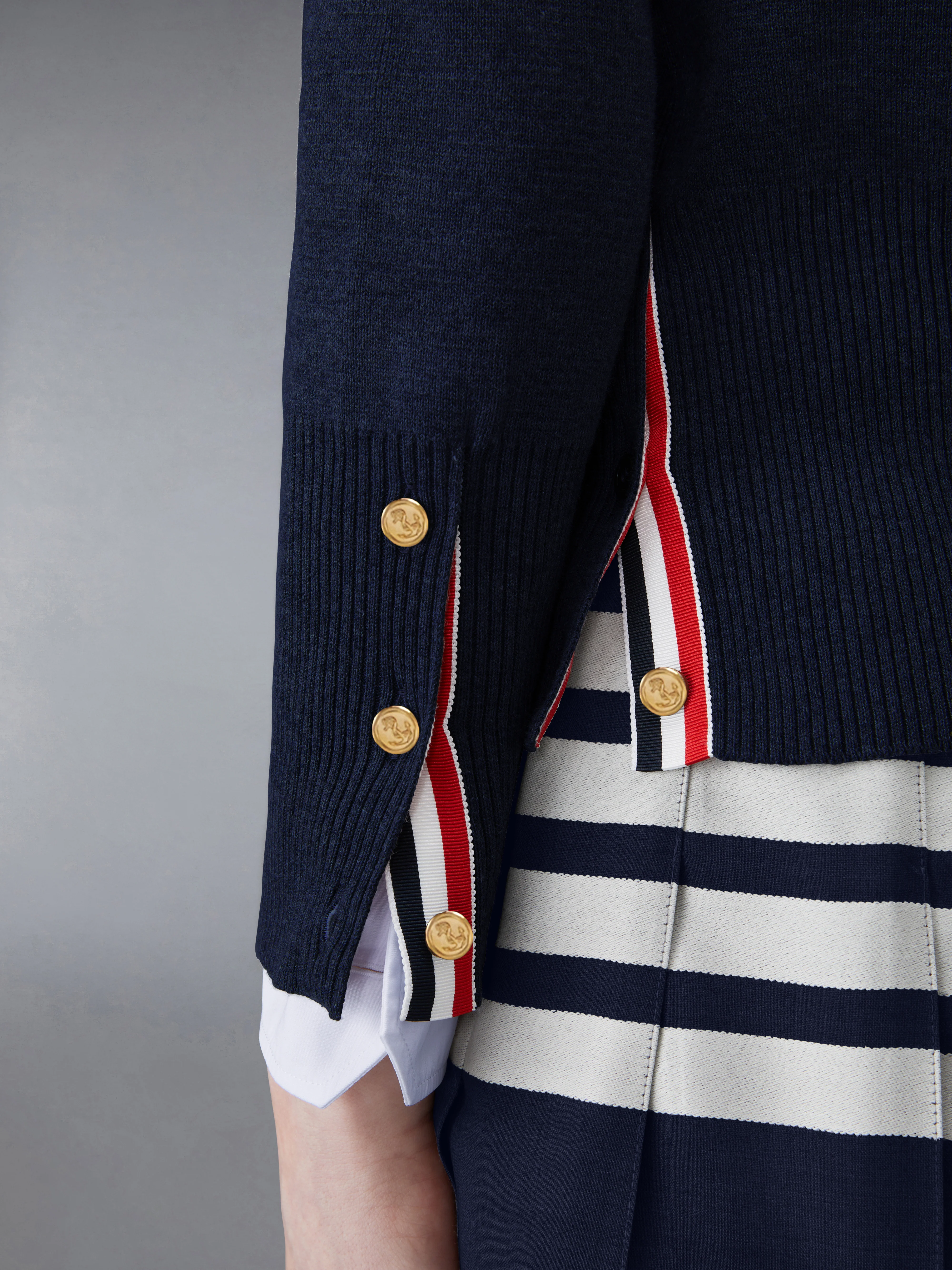 5564-cotton-4-bar-milano-classic-v-neck-cardigan-5.webp COTTON 4-BAR MILANO CLASSIC V-NECK CARDIGAN