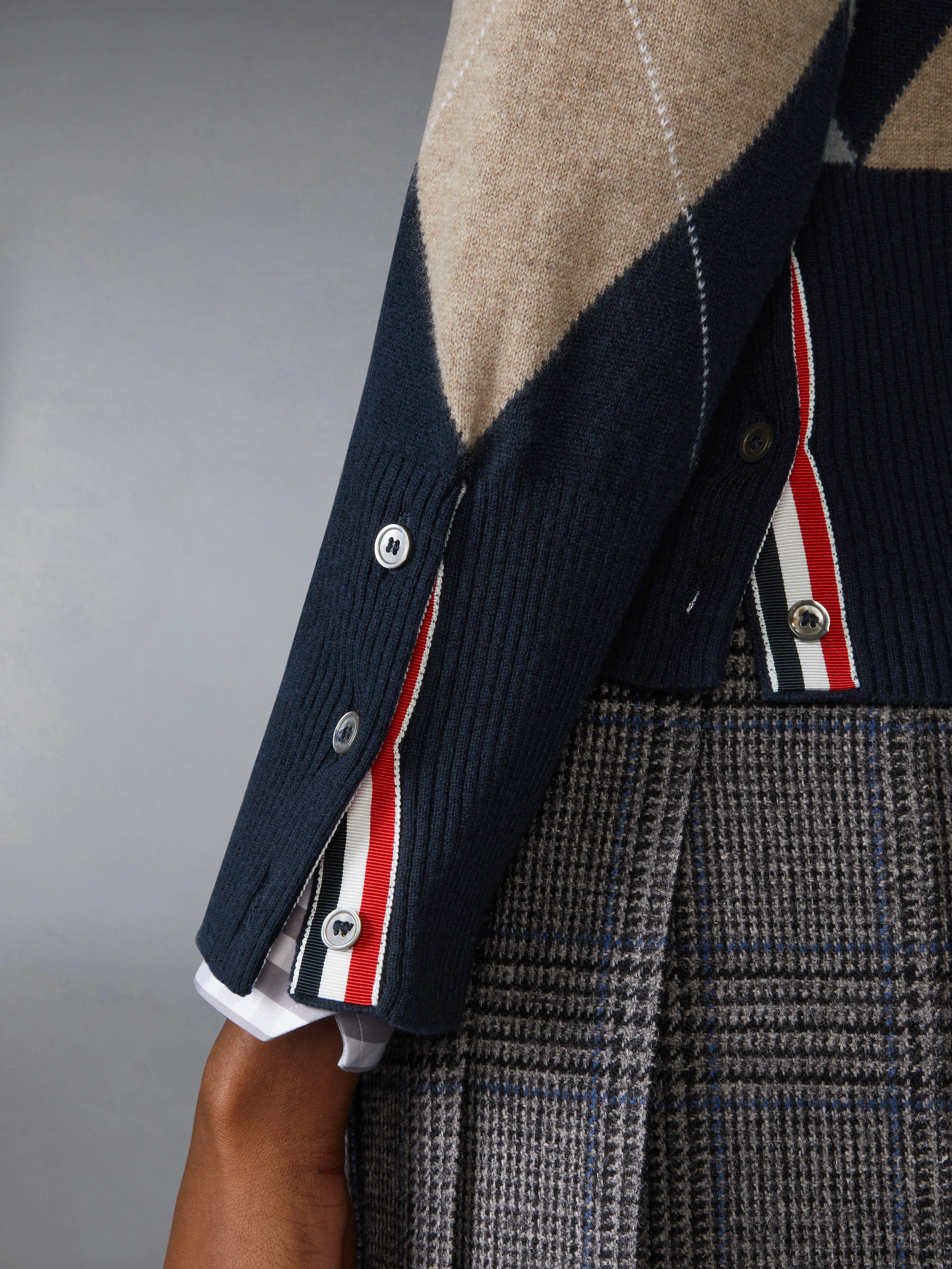 61-argyle-intarsia-cashmere-v-neck-cardigan-4.webp ARGYLE INTARSIA CASHMERE V NECK CARDIGAN