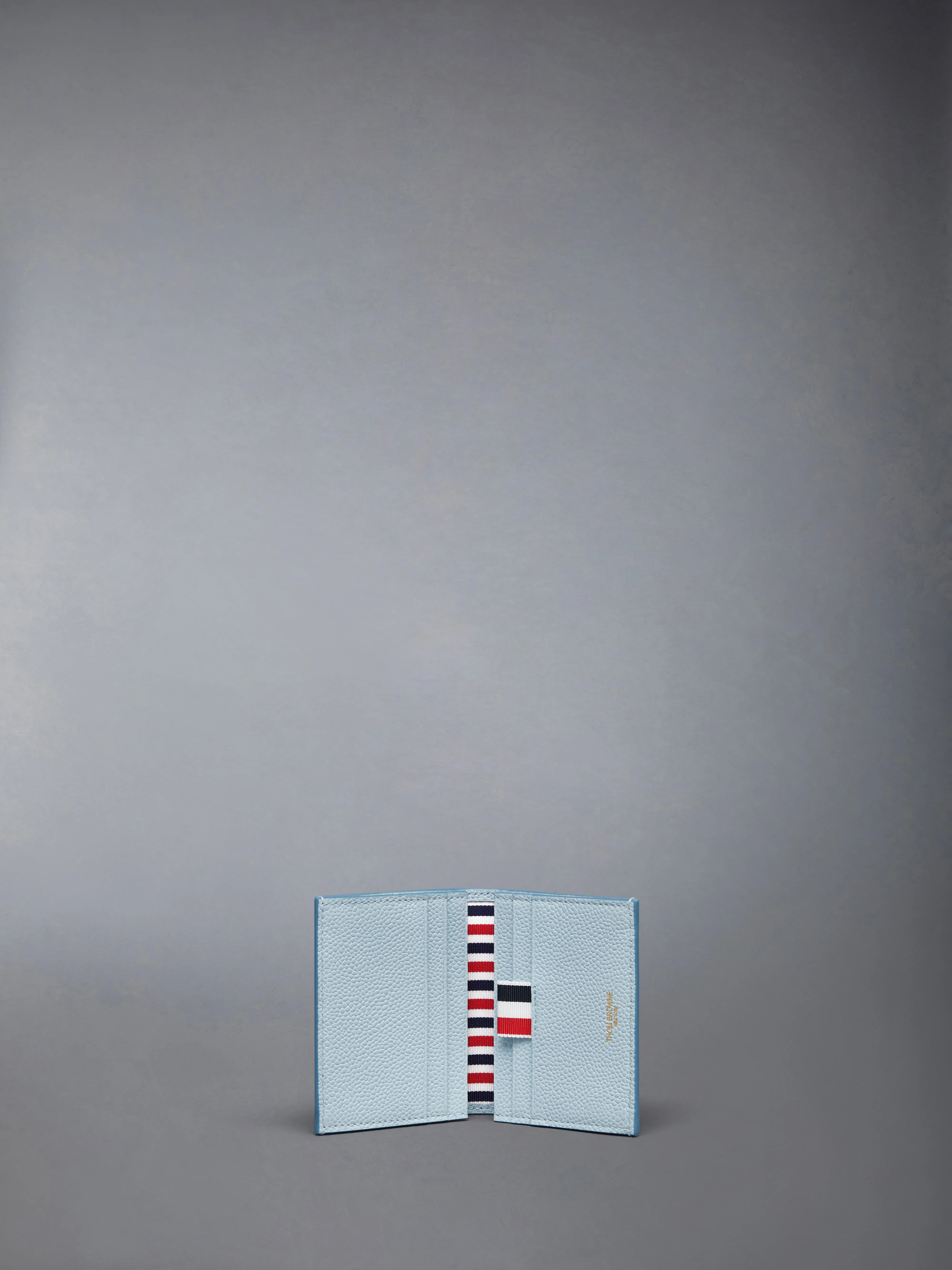 6818-feather-print-pebble-grain-double-card-holder-3.webp FEATHER PRINT PEBBLE GRAIN DOUBLE CARD HOLDER