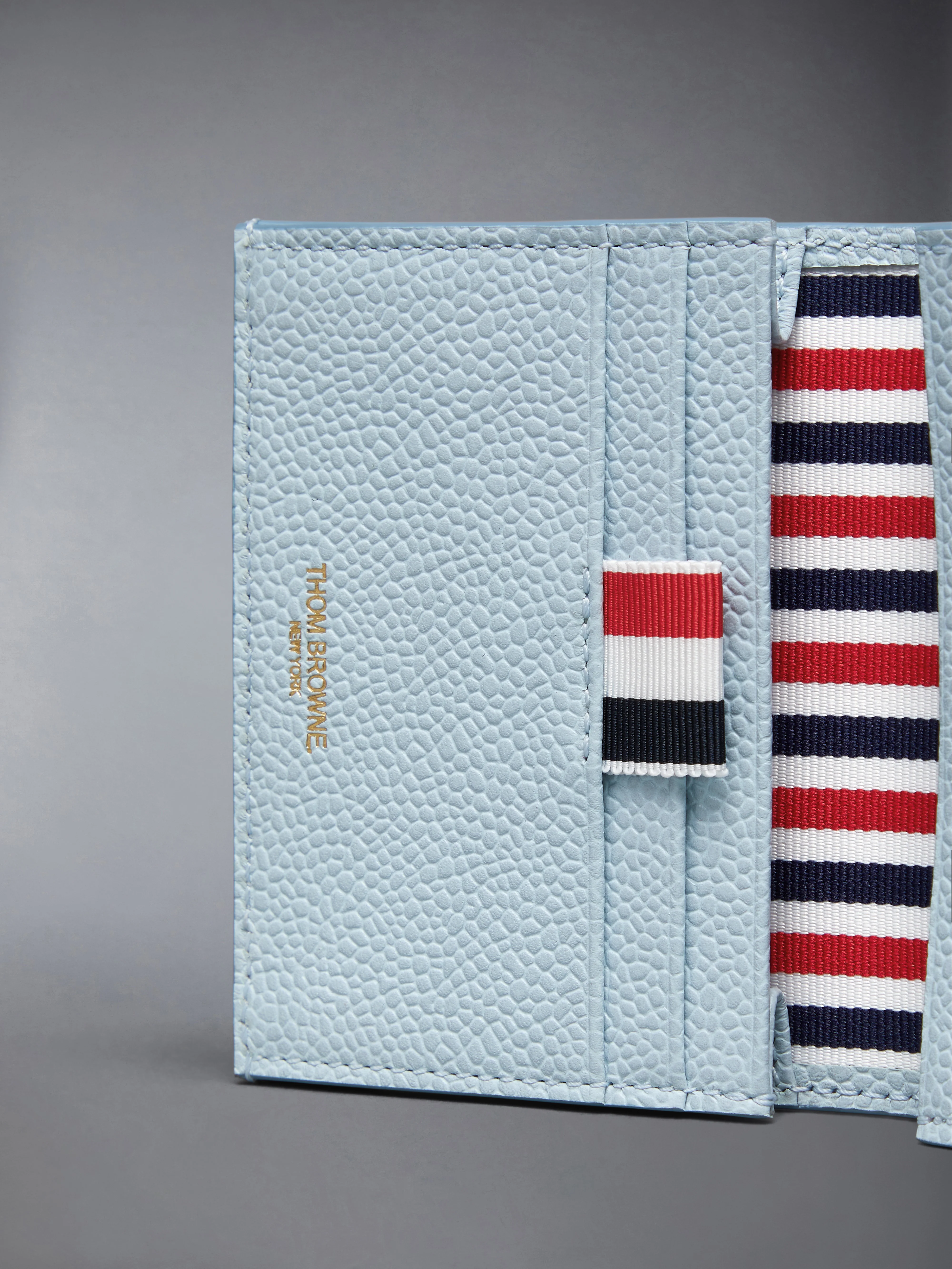 6818-feather-print-pebble-grain-double-card-holder-4.webp FEATHER PRINT PEBBLE GRAIN DOUBLE CARD HOLDER