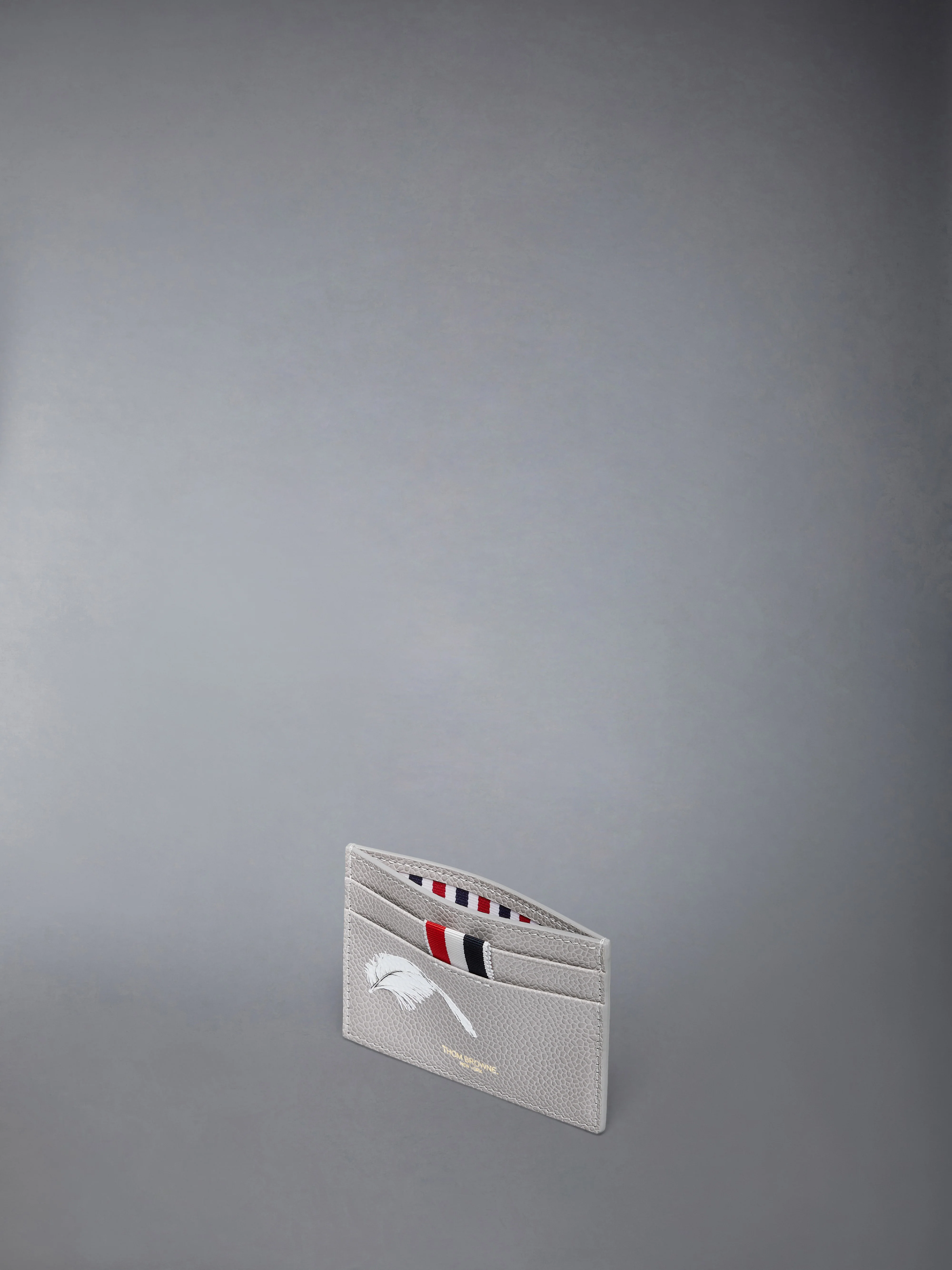 6819-feather-print-pebble-grain-single-card-holder-3.webp FEATHER PRINT PEBBLE GRAIN SINGLE CARD HOLDER