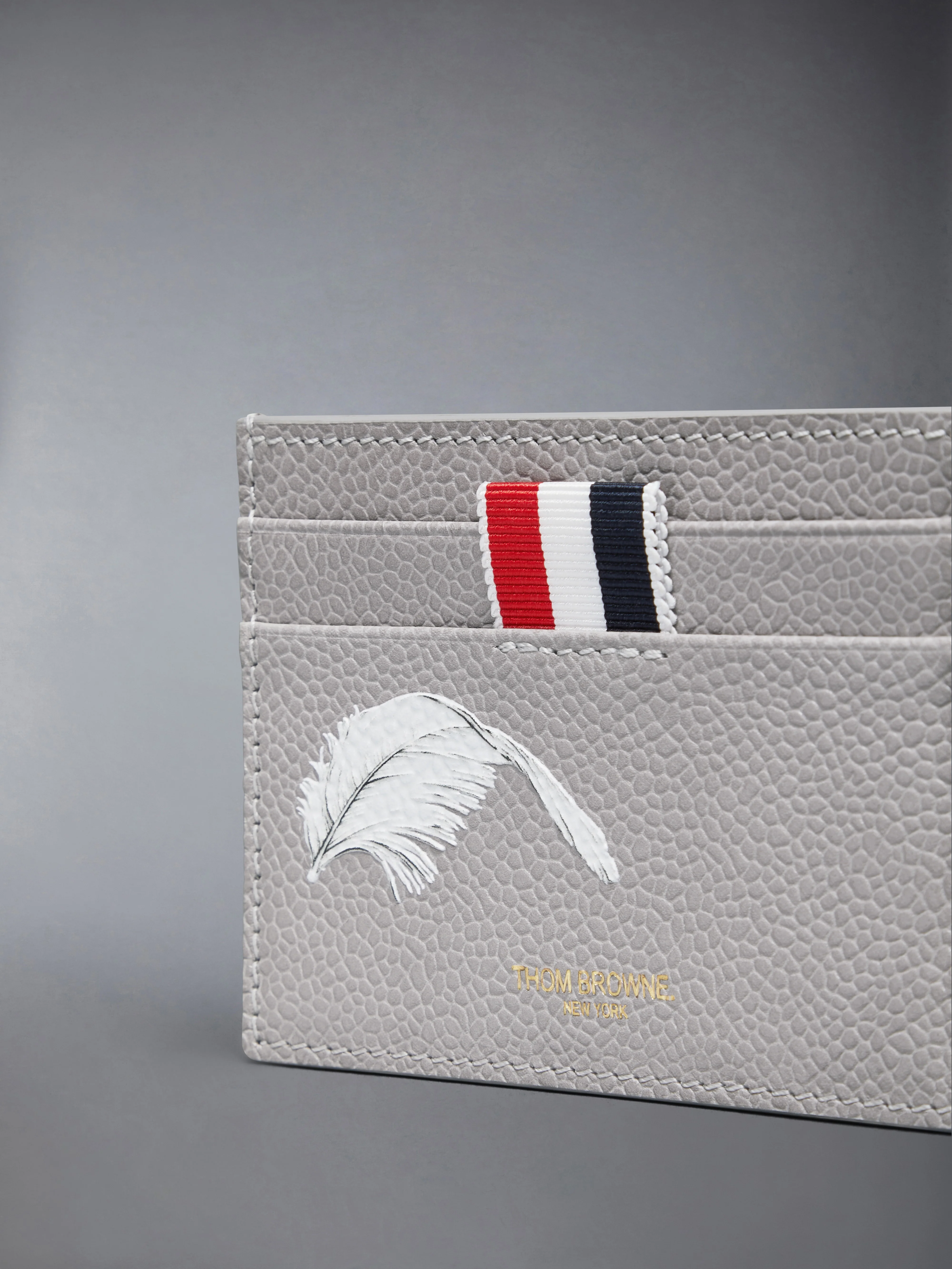 6819-feather-print-pebble-grain-single-card-holder-4.webp FEATHER PRINT PEBBLE GRAIN SINGLE CARD HOLDER