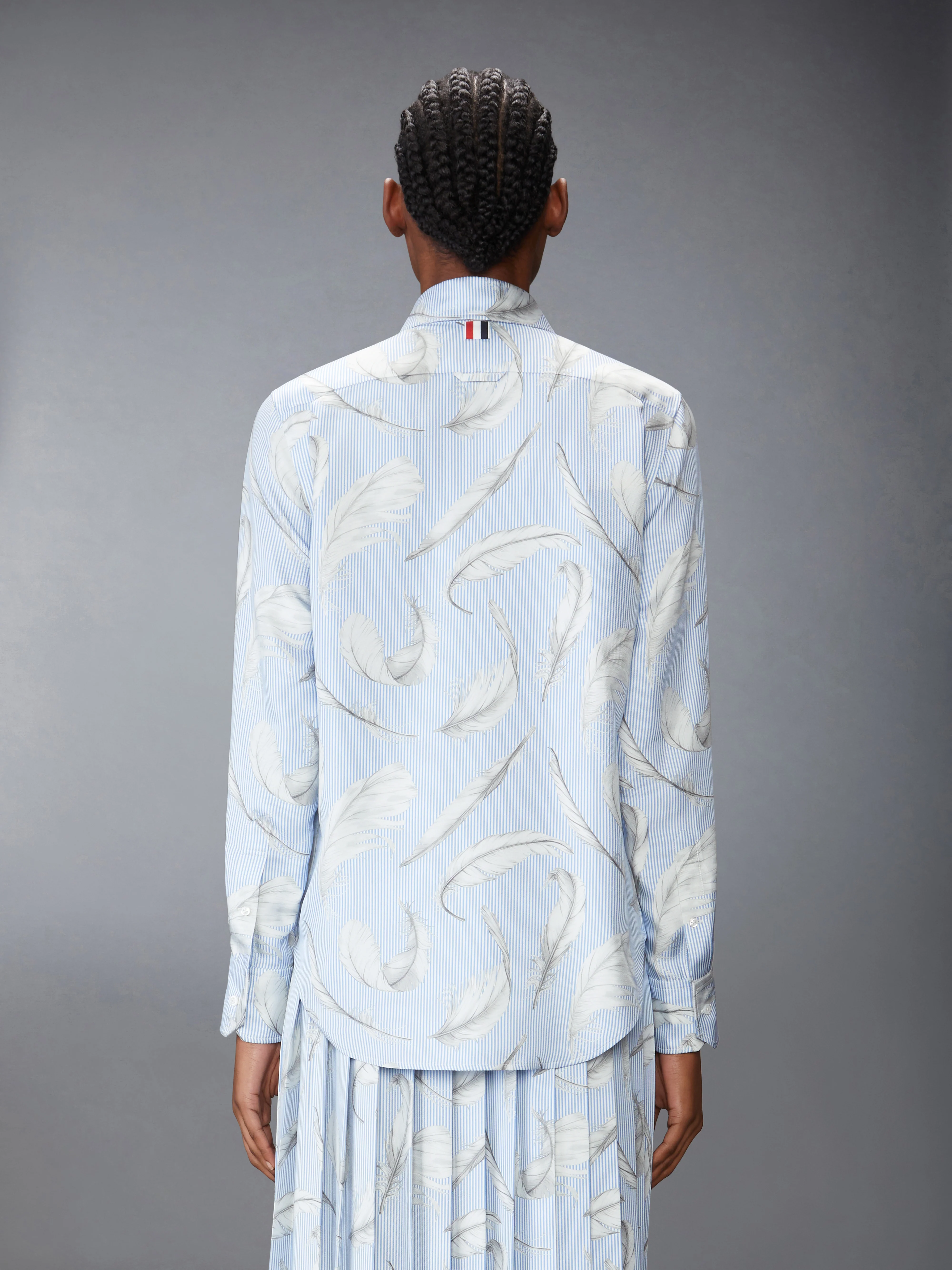 6820-feather-printed-silk-twill-easy-fit-shirt-3.webp FEATHER PRINTED SILK TWILL EASY FIT SHIRT