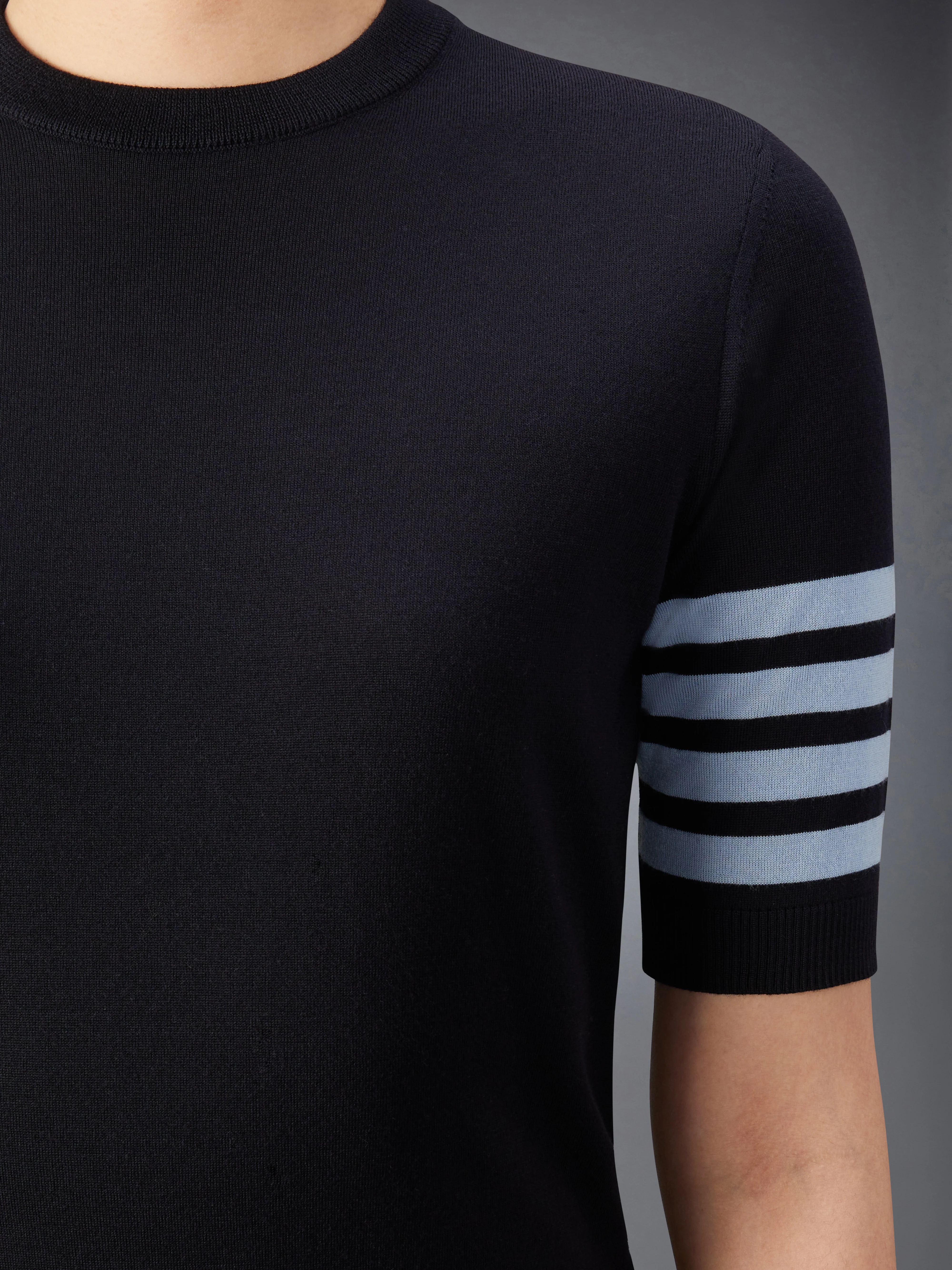 8994-merino-wool-jersey-stitch-4-bar-tee-6.webp MERINO WOOL JERSEY STITCH 4-BAR TEE