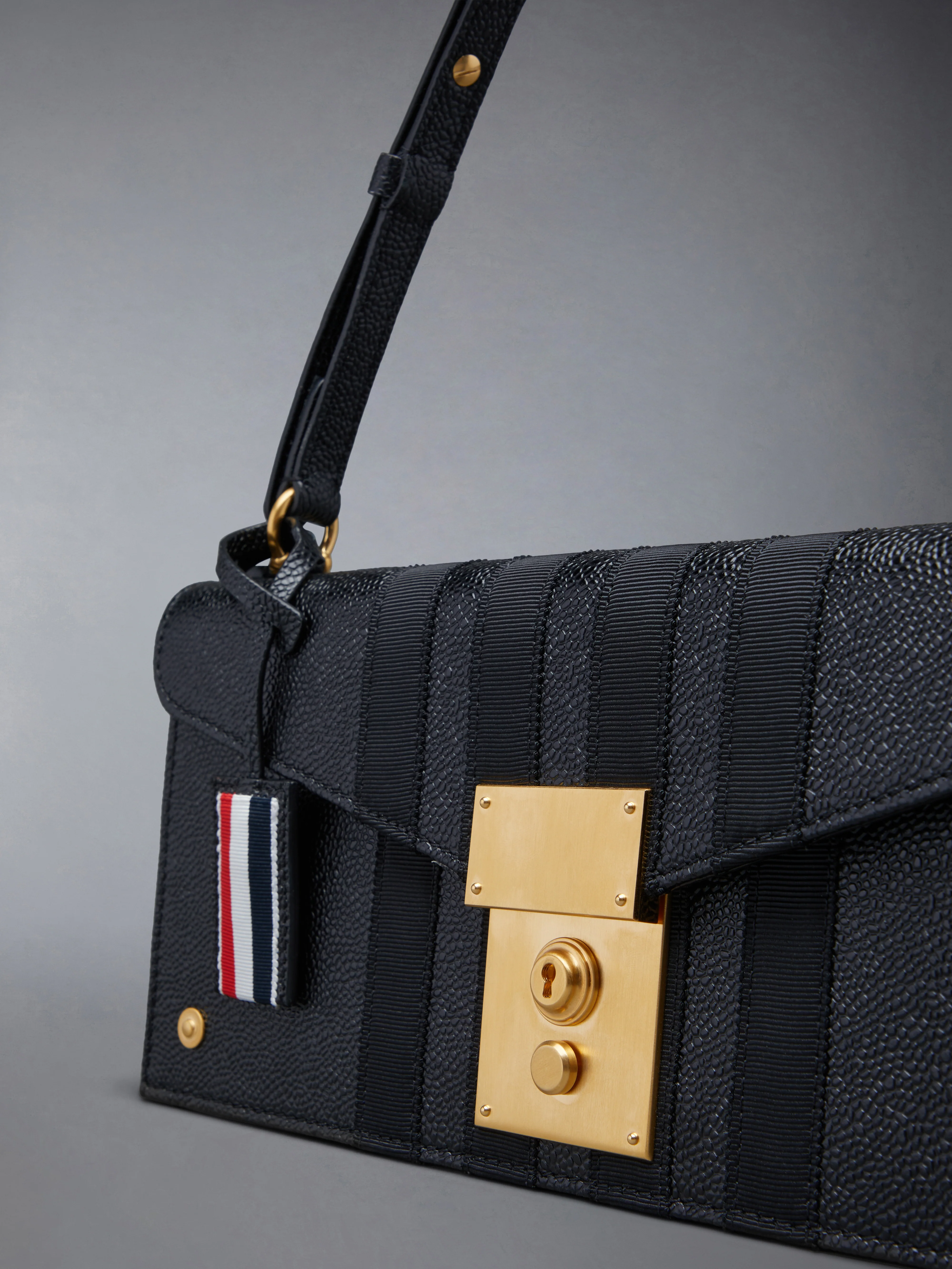 9949-pebble-grain-4-bar-mrs-thom-shoulder-bag-6.webp PEBBLE GRAIN 4-BAR MRS. THOM SHOULDER BAG