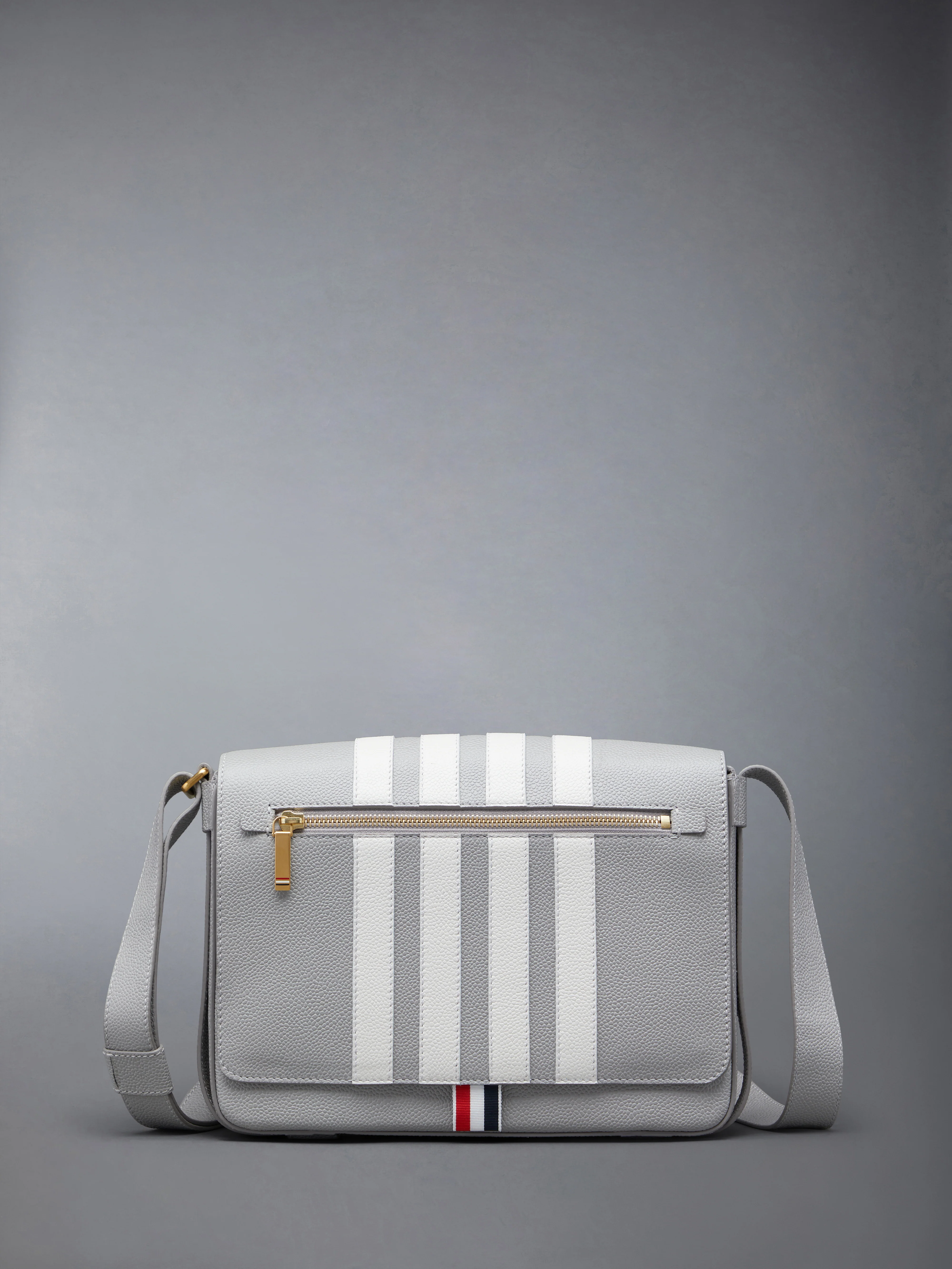 PEBBLE GRAIN 4-BAR REPORTER BAG